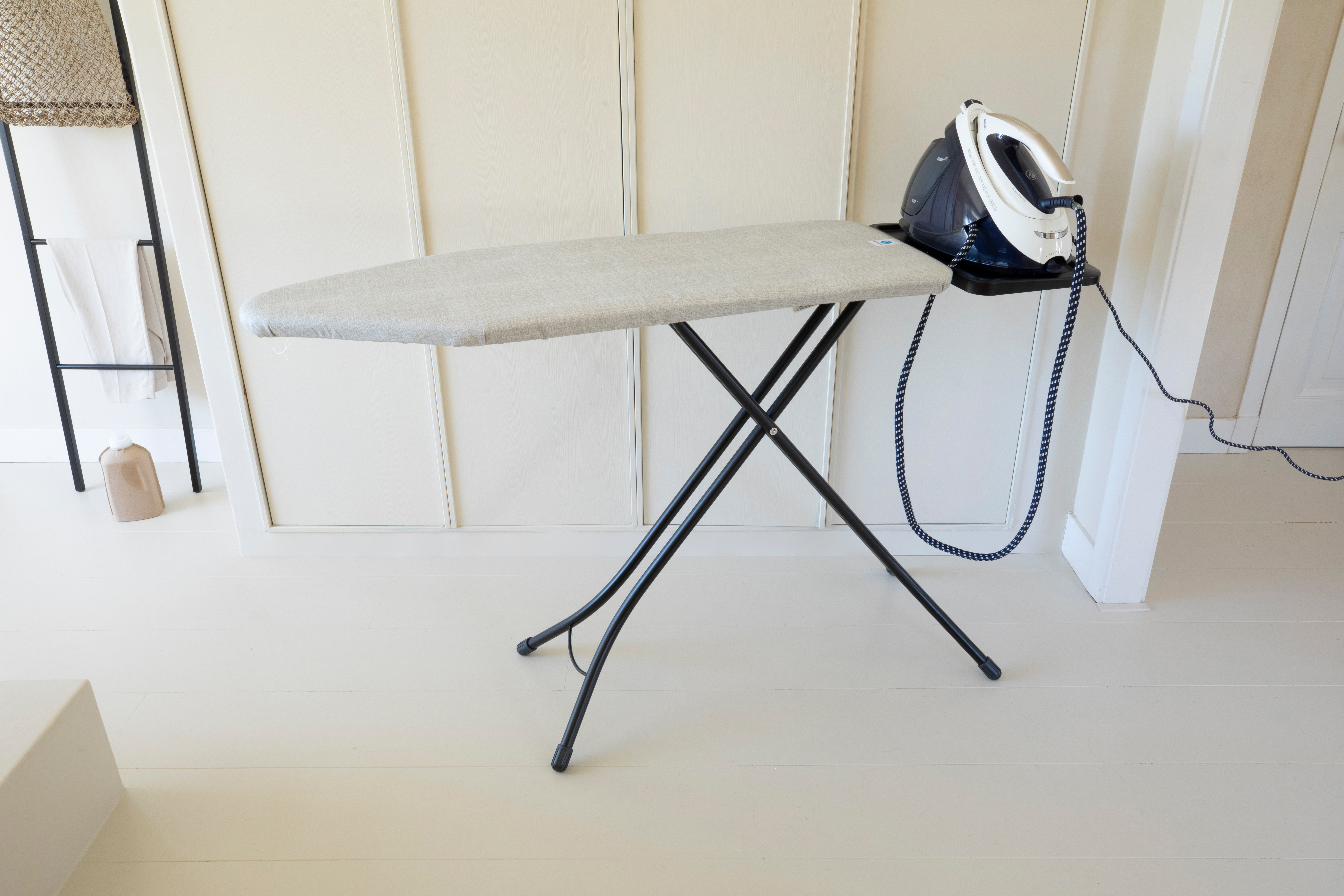 https://admins.lenoholding.lv/storage/media/14139/ironing_board_c,_124x45cm,_ssuh_-_denim_grey_-_8710755236143_brabantia_6_nr-35404.jpg