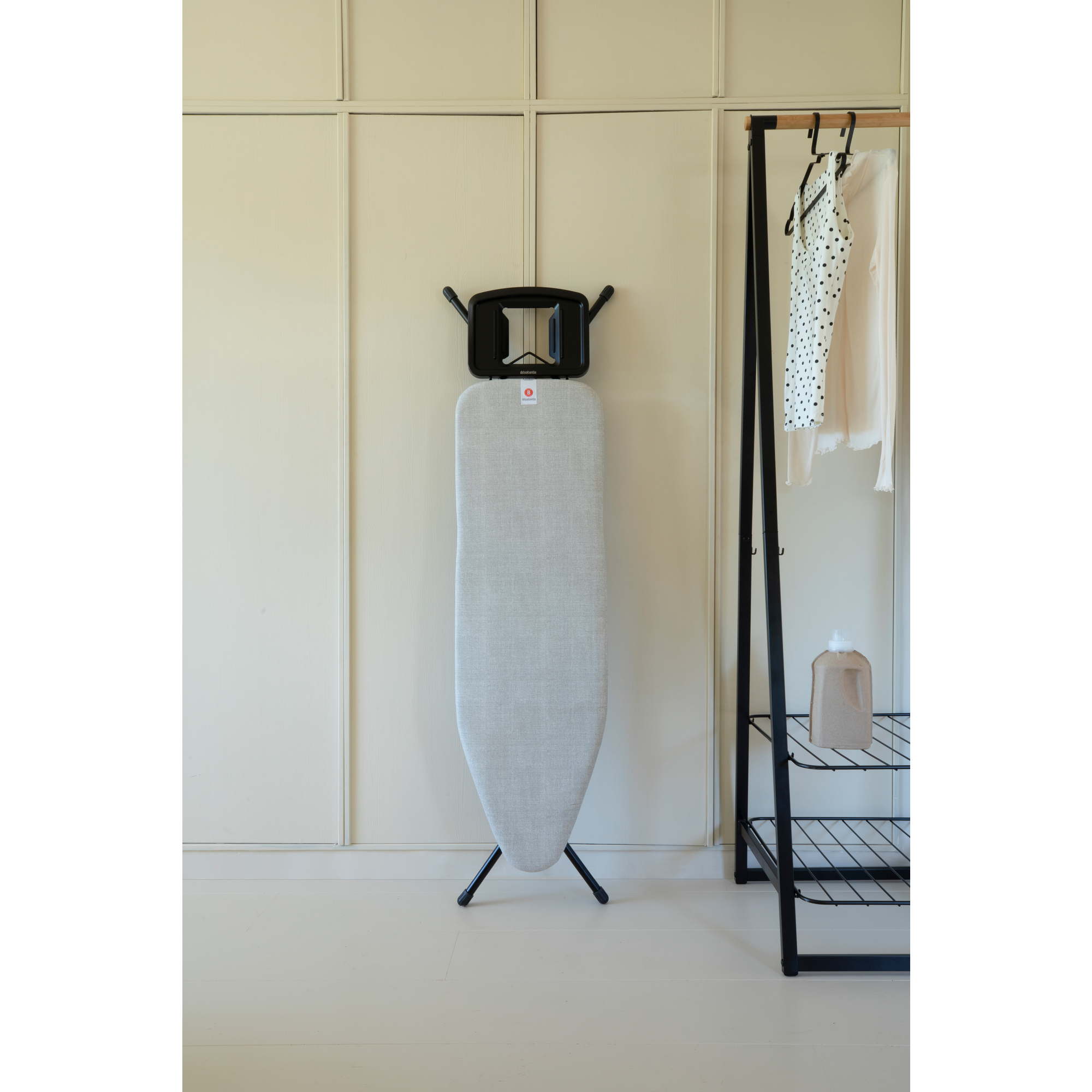 https://admins.lenoholding.lv/storage/media/14317/ironing_board_b,_124x38cm,_ssir_-_denim_grey_-_8710755236129_brabantia_96dpi_2000x2000px_9_nr-35401.jpg