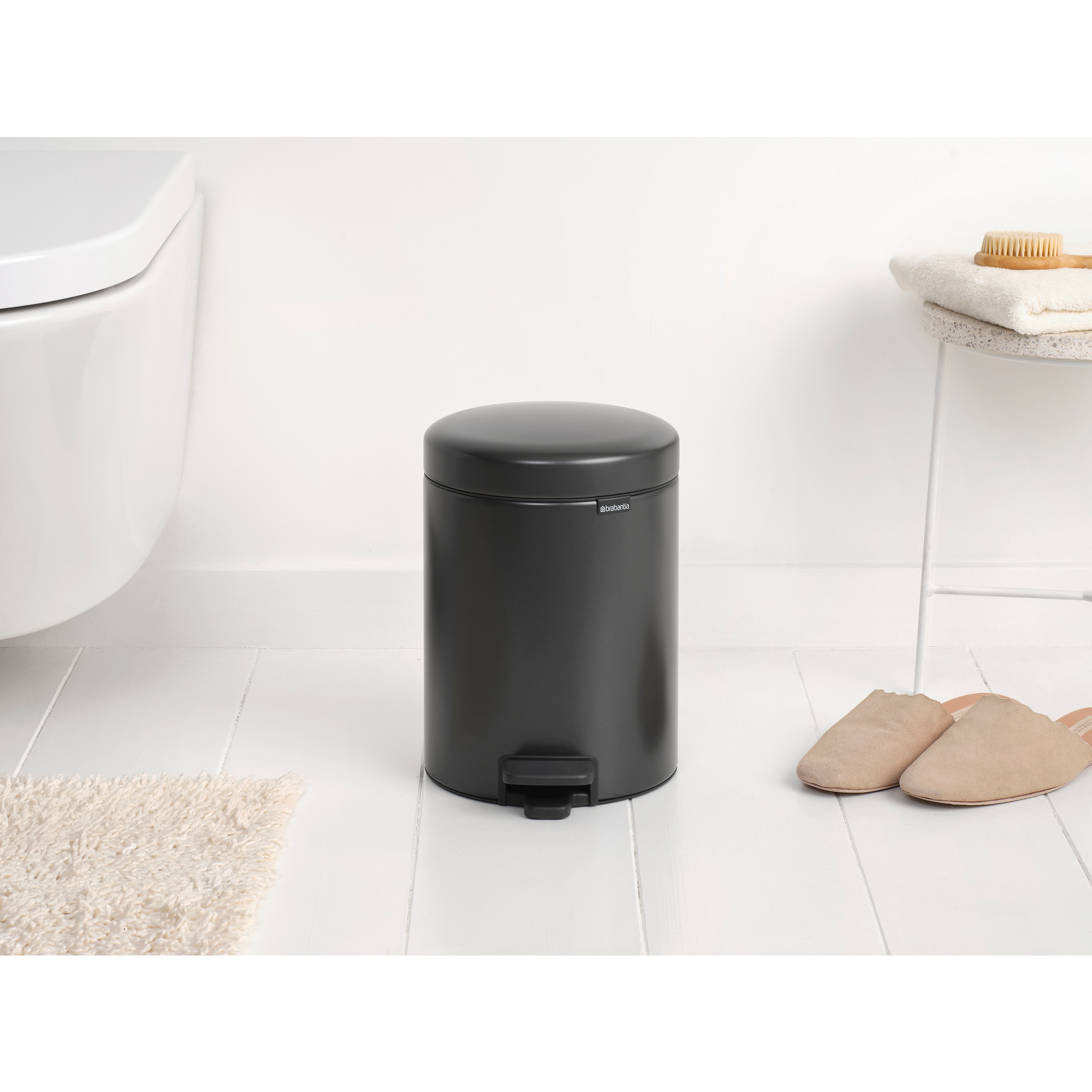 https://admins.lenoholding.lv/storage/media/14324/newicon_pedal_bin,_5l_-_confident_grey_-_8710755233463_brabantia_96dpi_2000x2000px_9_nr-37429.jpg