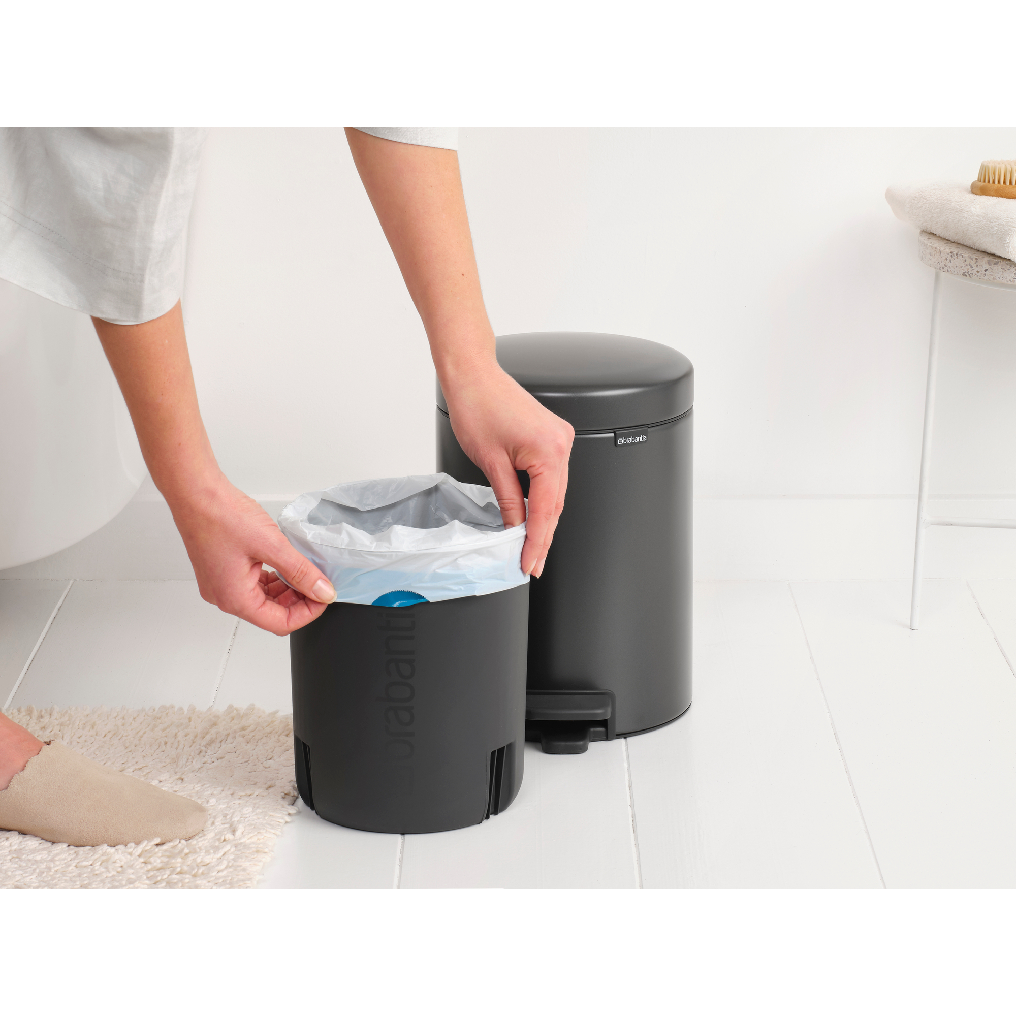 https://admins.lenoholding.lv/storage/media/14327/newicon_pedal_bin,_5l_-_confident_grey_-_8710755233463_brabantia_96dpi_2000x2000px_9_nr-37433.jpg