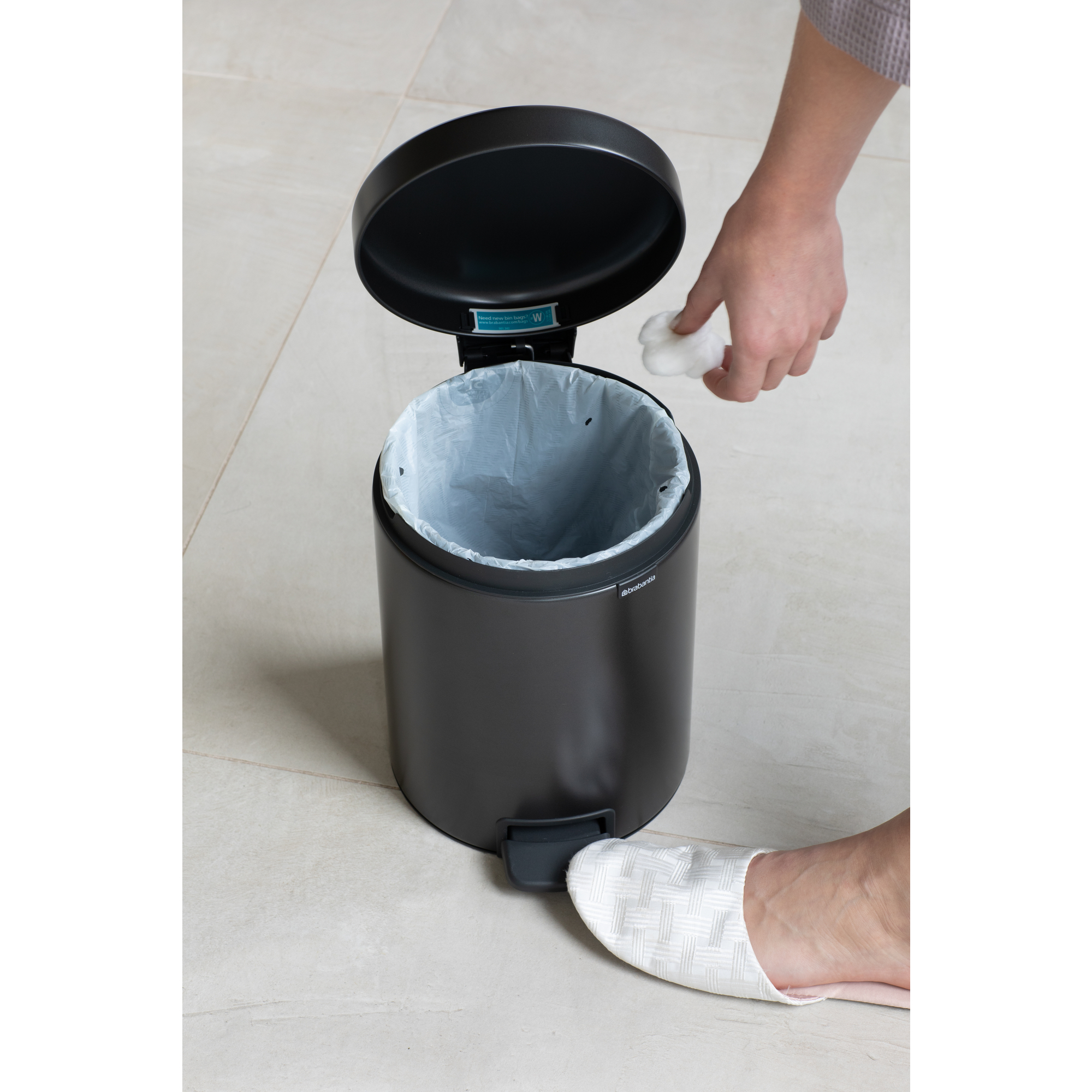 https://admins.lenoholding.lv/storage/media/14328/newicon_pedal_bin,_5l_-_confident_grey_-_8710755233463_brabantia_96dpi_2000x2000px_9_nr-36154.jpg