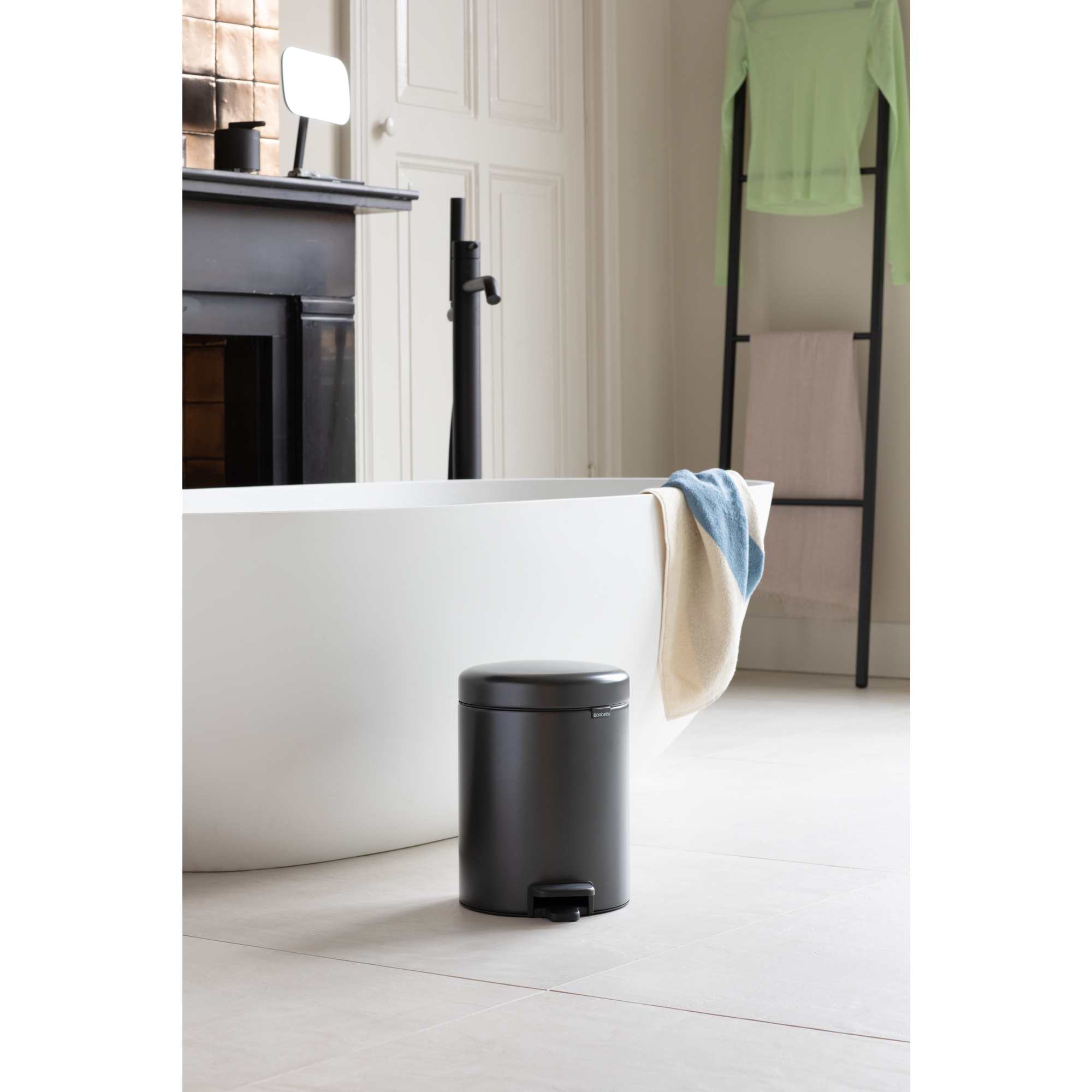 https://admins.lenoholding.lv/storage/media/14329/newicon_pedal_bin,_5l_-_confident_grey_-_8710755233463_brabantia_96dpi_2000x2000px_9_nr-36153.jpg