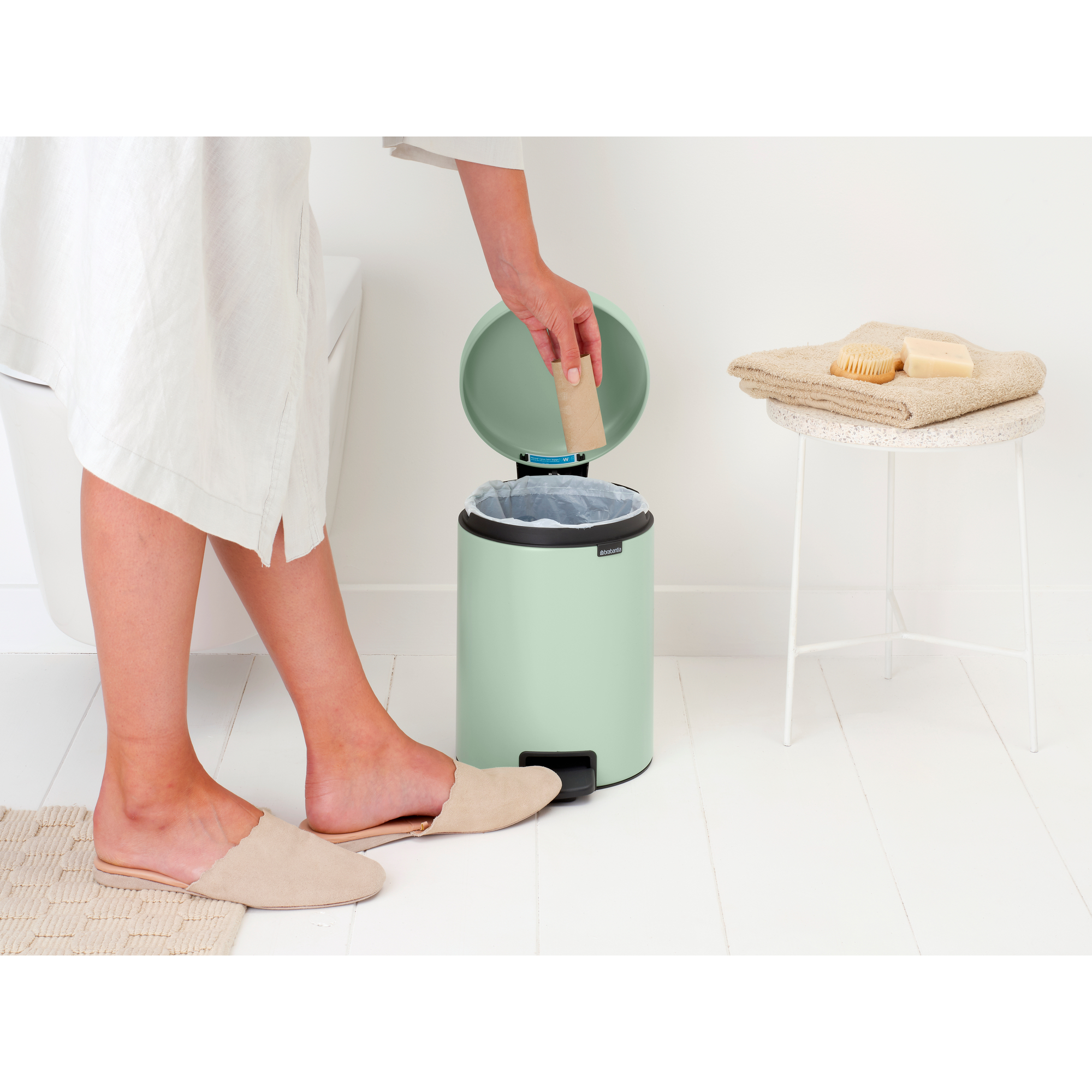 https://admins.lenoholding.lv/storage/media/14337/newicon_pedal_bin,_5l_-_jade_green_-_8710755233883_brabantia_96dpi_2000x2000px_9_nr-35665.jpg