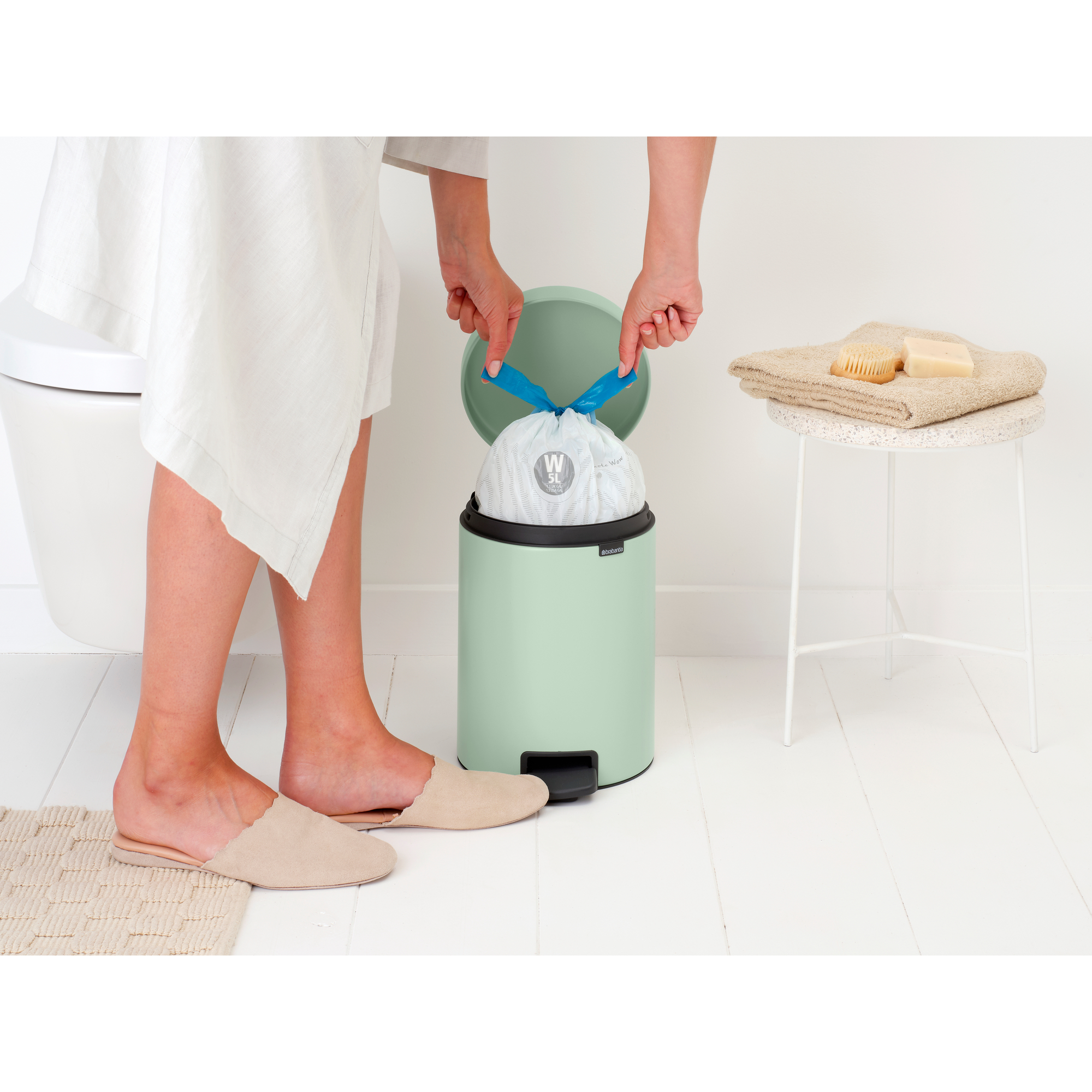 https://admins.lenoholding.lv/storage/media/14338/newicon_pedal_bin,_5l_-_jade_green_-_8710755233883_brabantia_96dpi_2000x2000px_9_nr-35666.jpg