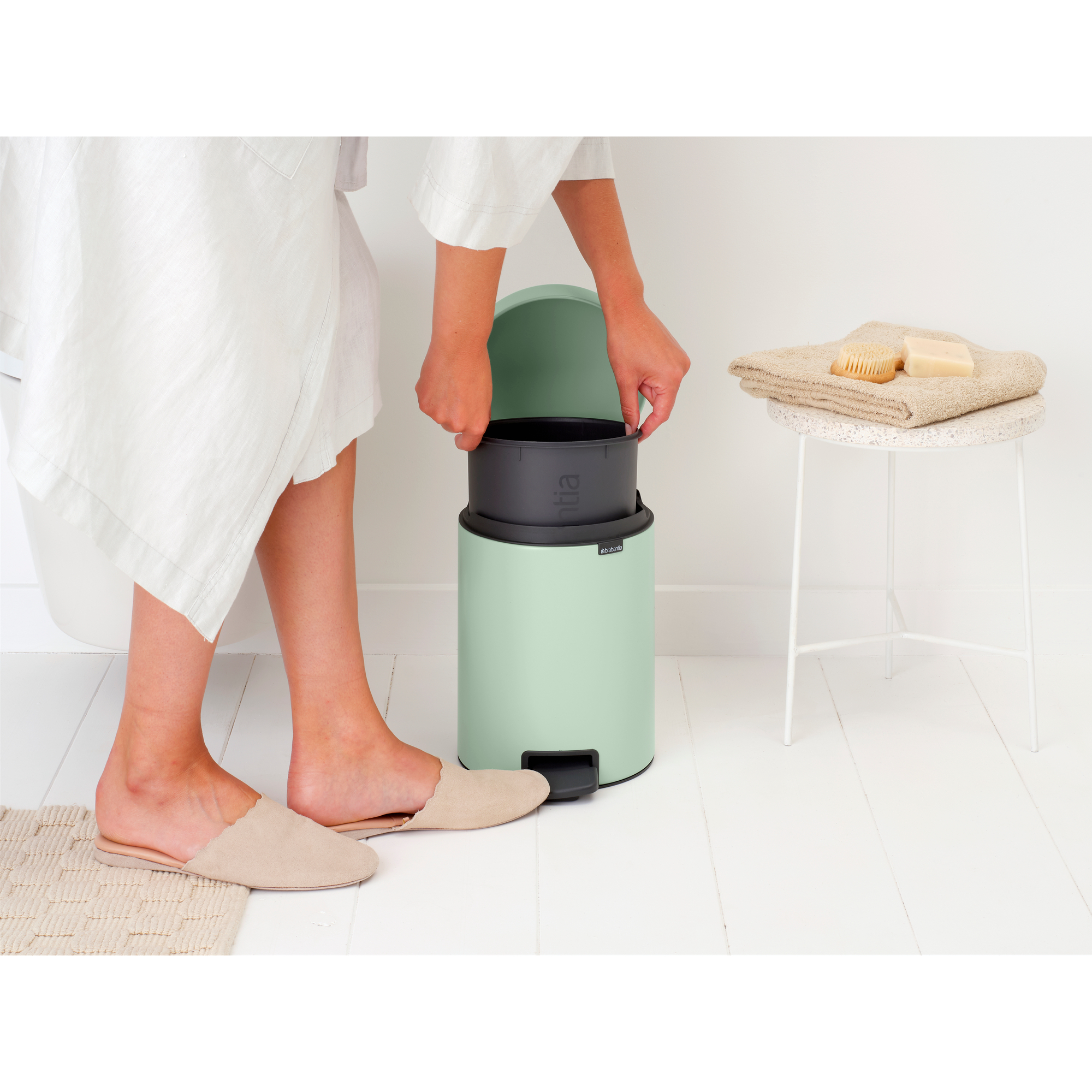 https://admins.lenoholding.lv/storage/media/14339/newicon_pedal_bin,_5l_-_jade_green_-_8710755233883_brabantia_96dpi_2000x2000px_9_nr-35667.jpg