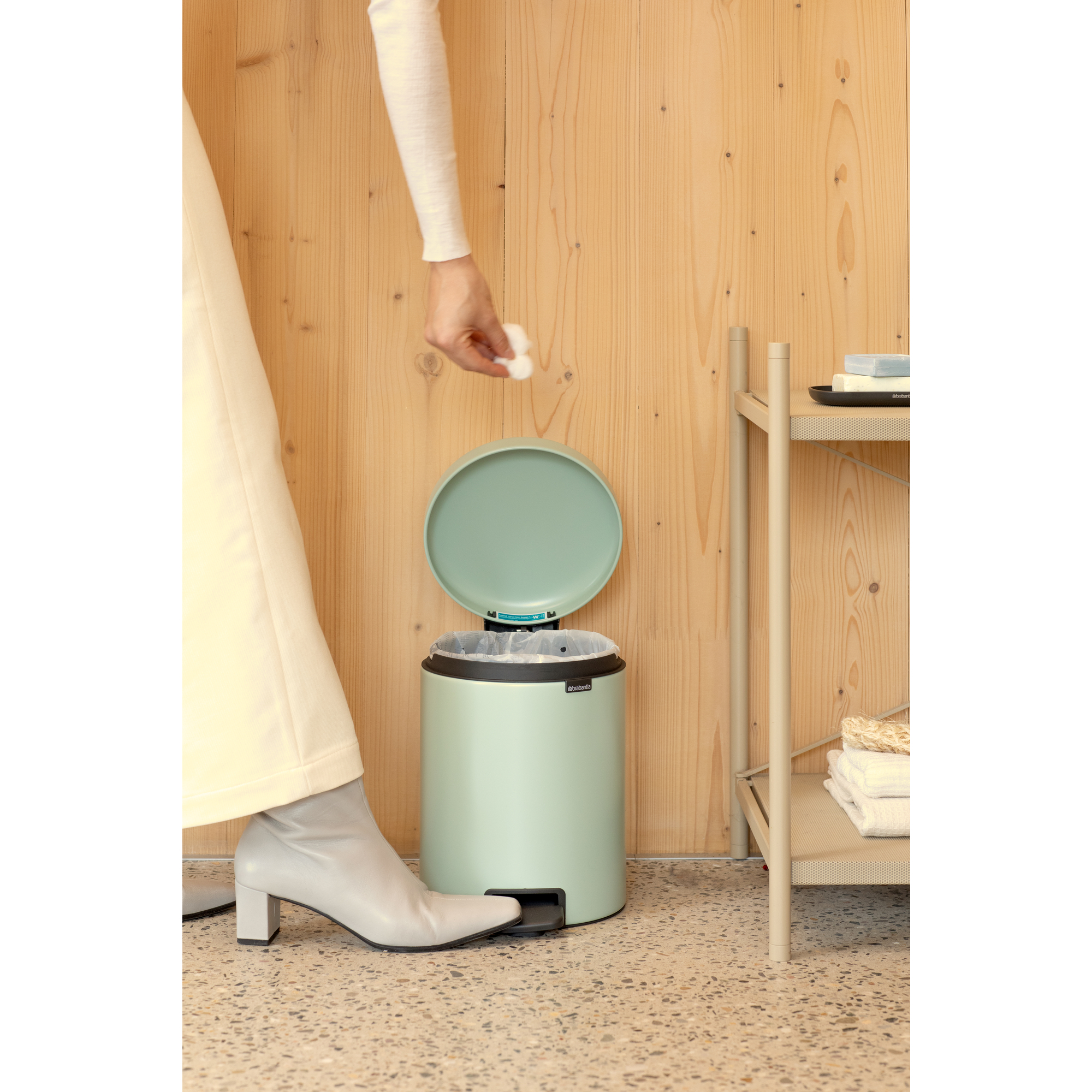 https://admins.lenoholding.lv/storage/media/14340/newicon_pedal_bin,_5l_-_jade_green_-_8710755233883_brabantia_96dpi_2000x2000px_9_nr-35643.jpg