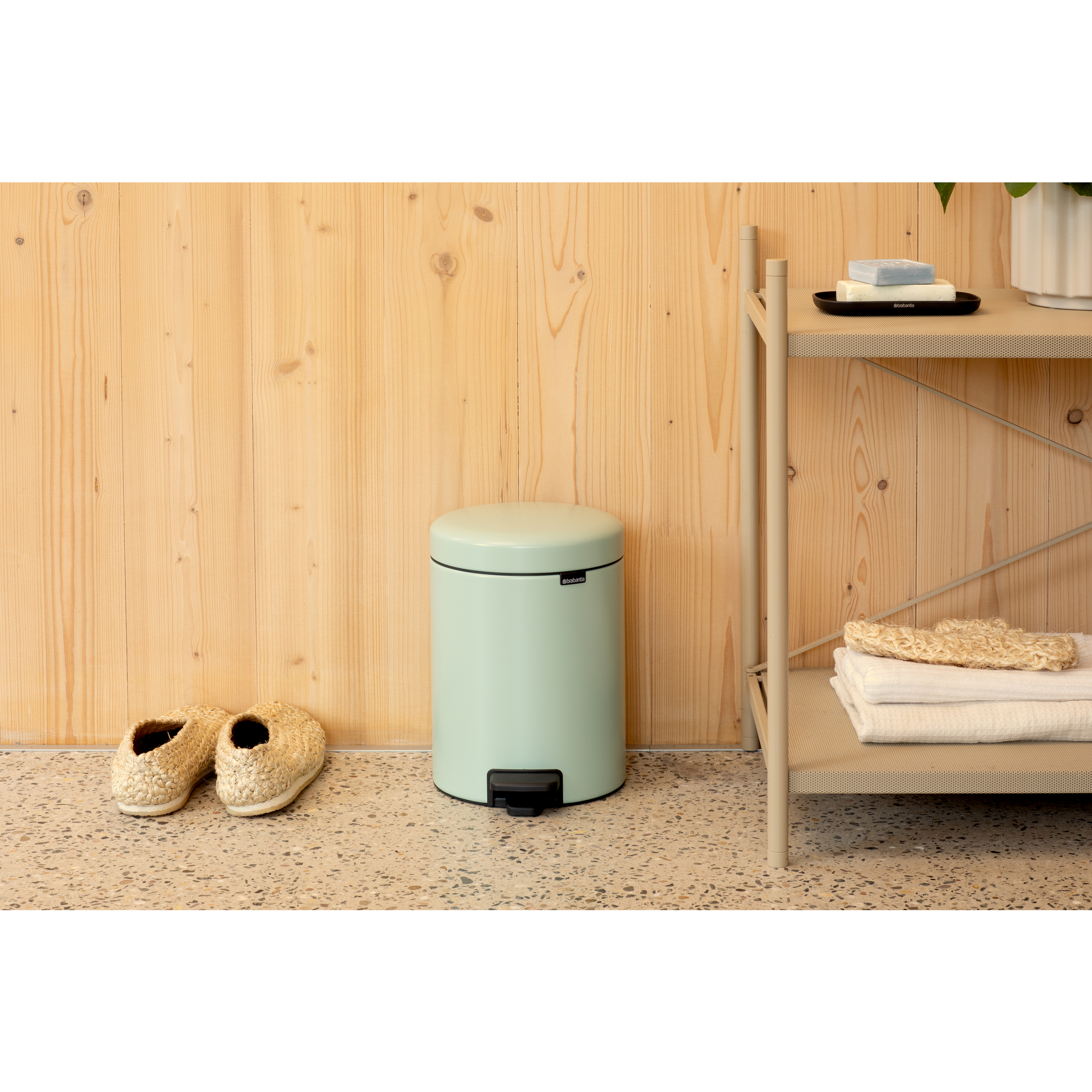 https://admins.lenoholding.lv/storage/media/14341/newicon_pedal_bin,_5l_-_jade_green_-_8710755233883_brabantia_96dpi_2000x2000px_9_nr-35642.jpg