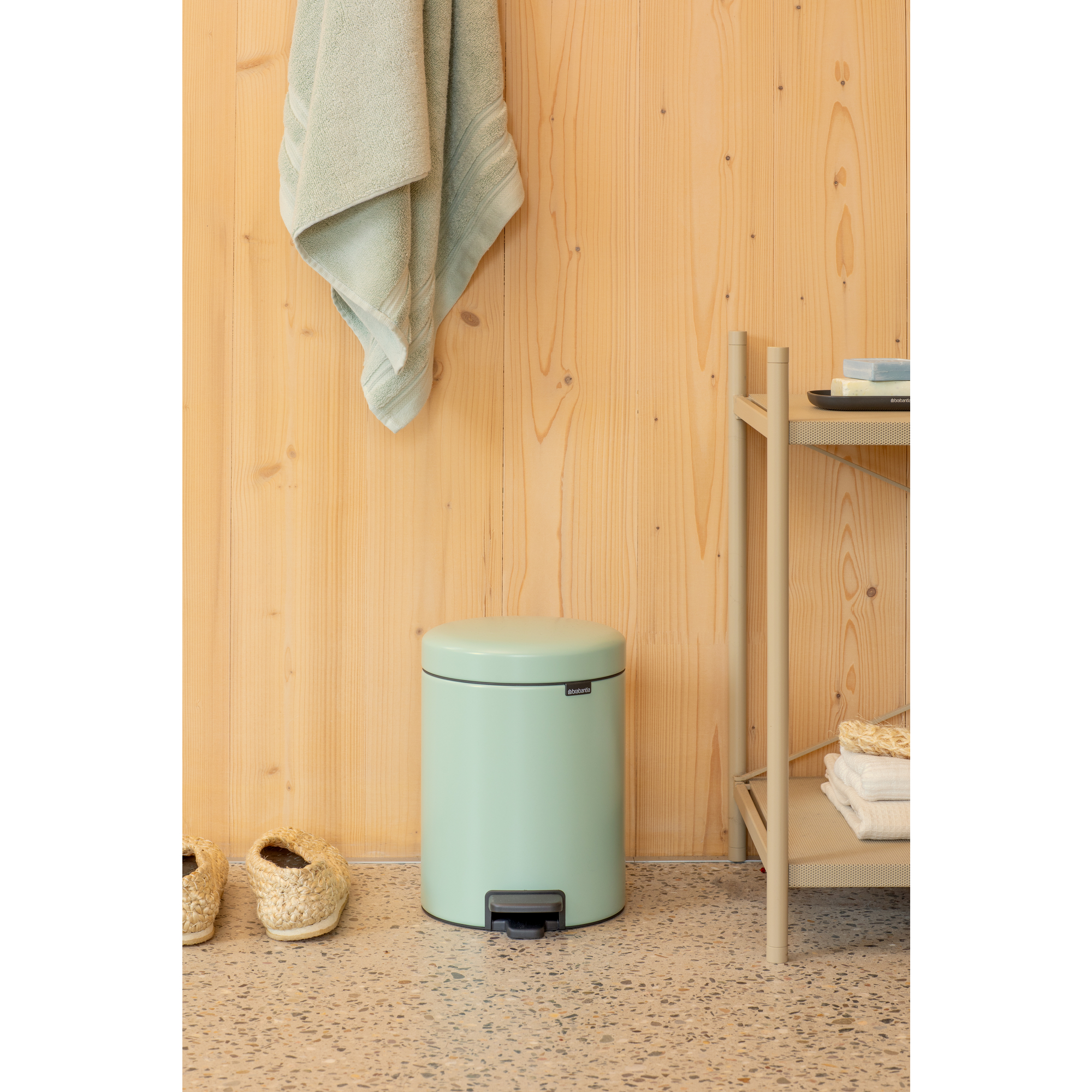 https://admins.lenoholding.lv/storage/media/14342/newicon_pedal_bin,_5l_-_jade_green_-_8710755233883_brabantia_96dpi_2000x2000px_9_nr-35644.jpg