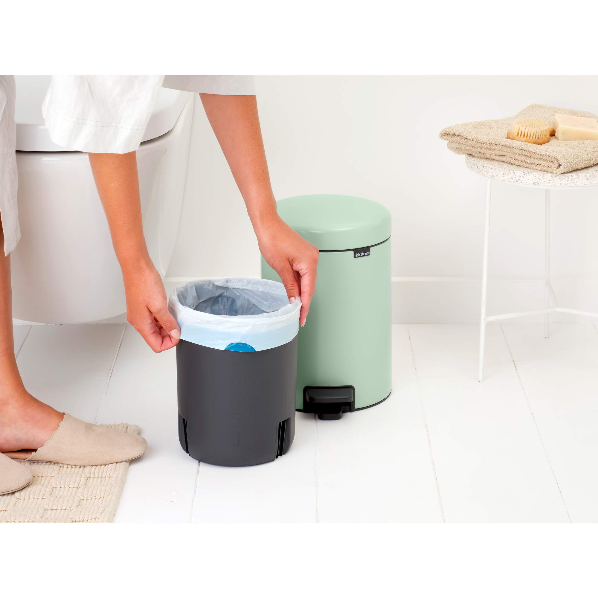 https://admins.lenoholding.lv/storage/media/14343/newicon_pedal_bin,_5l_-_jade_green_-_8710755233883_brabantia_96dpi_2000x2000px_9_nr-35668.jpg