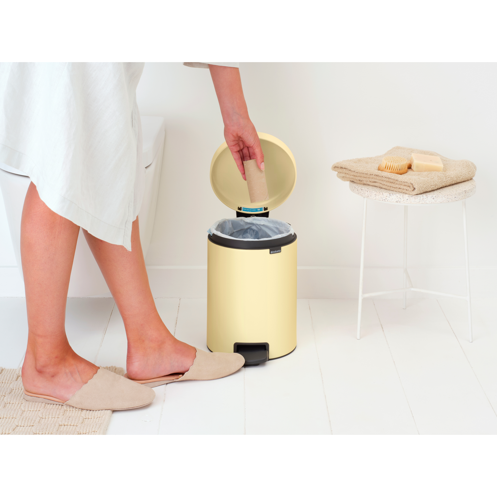 https://admins.lenoholding.lv/storage/media/14351/newicon_pedal_bin,_5l_-_mellow_yellow_-_8710755233784_brabantia_96dpi_2000x2000px_9_nr-35535.jpg