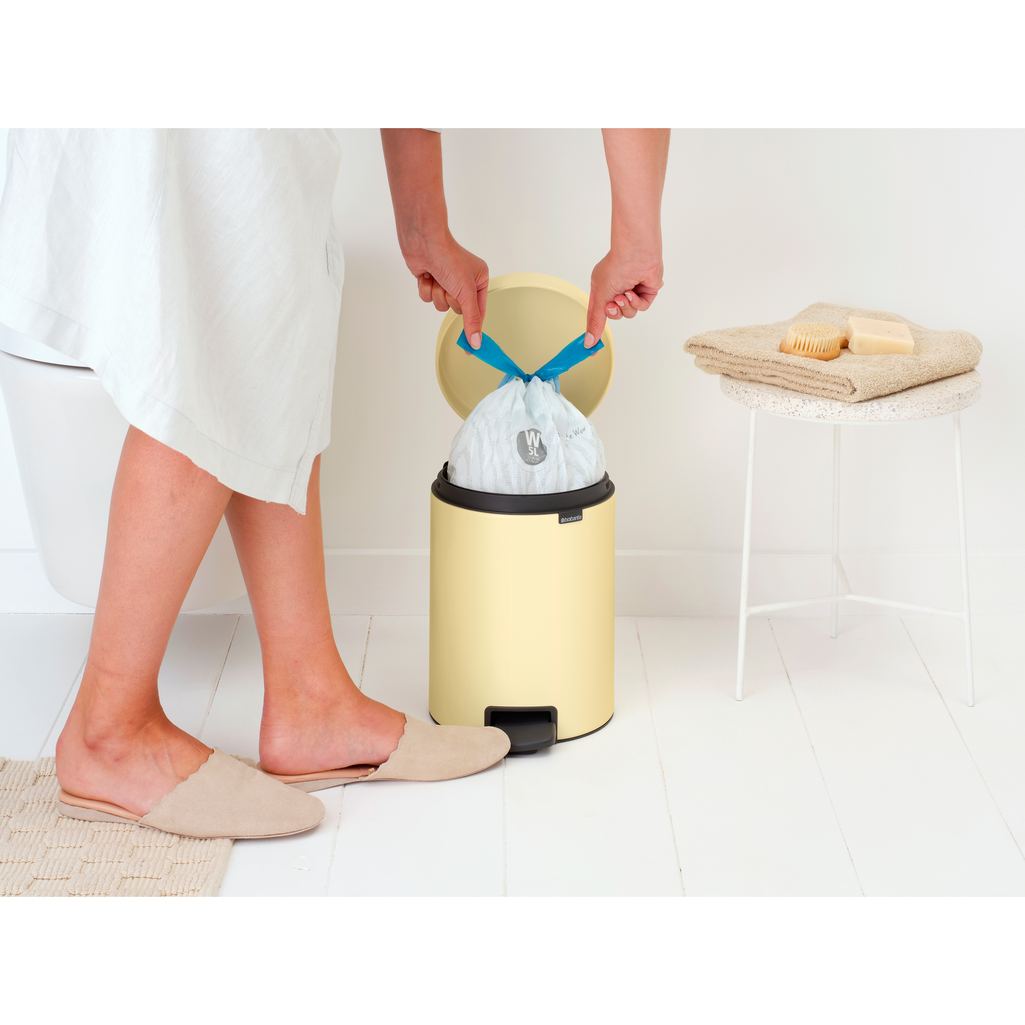 https://admins.lenoholding.lv/storage/media/14352/newicon_pedal_bin,_5l_-_mellow_yellow_-_8710755233784_brabantia_96dpi_2000x2000px_9_nr-35536.jpg