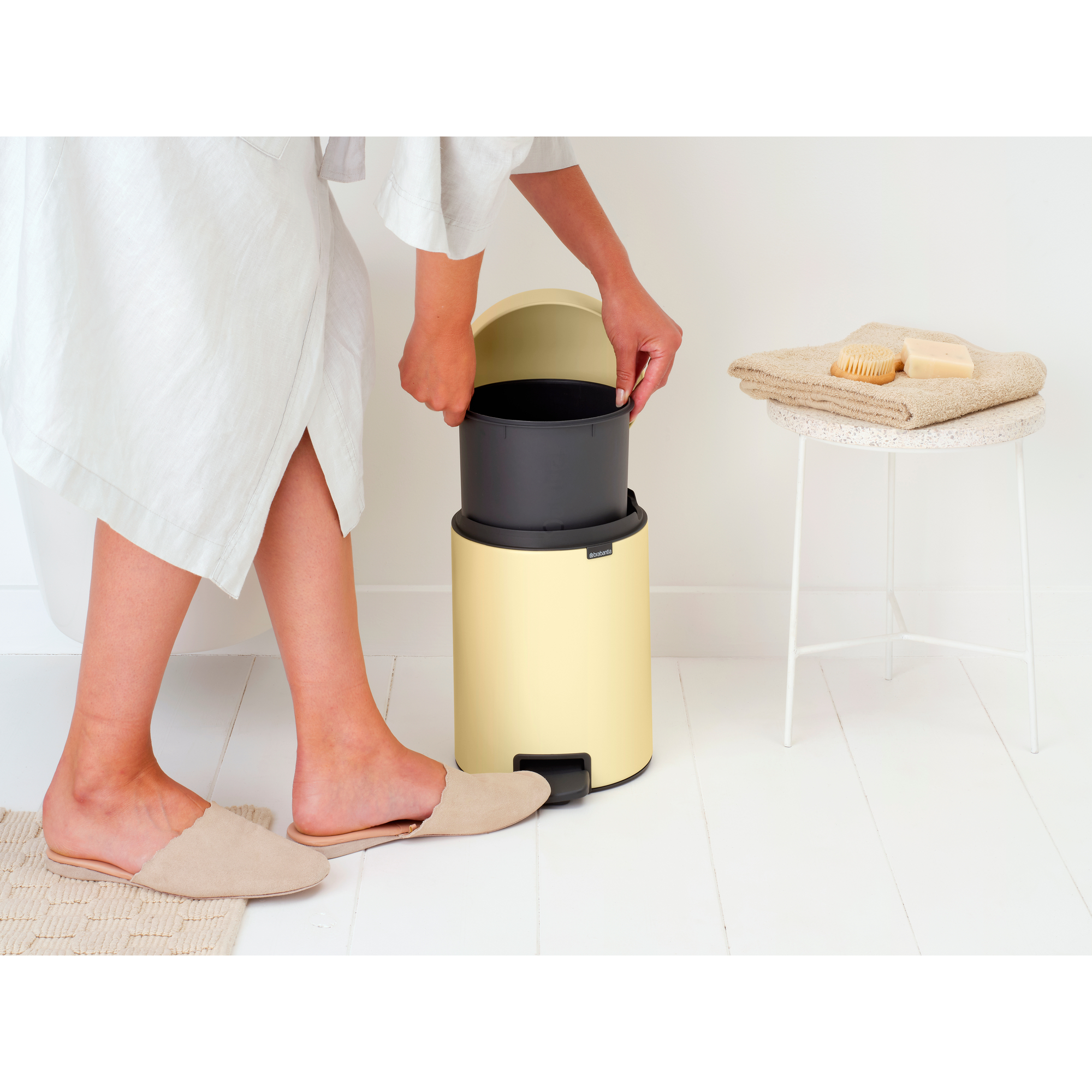 https://admins.lenoholding.lv/storage/media/14353/newicon_pedal_bin,_5l_-_mellow_yellow_-_8710755233784_brabantia_96dpi_2000x2000px_9_nr-35537.jpg