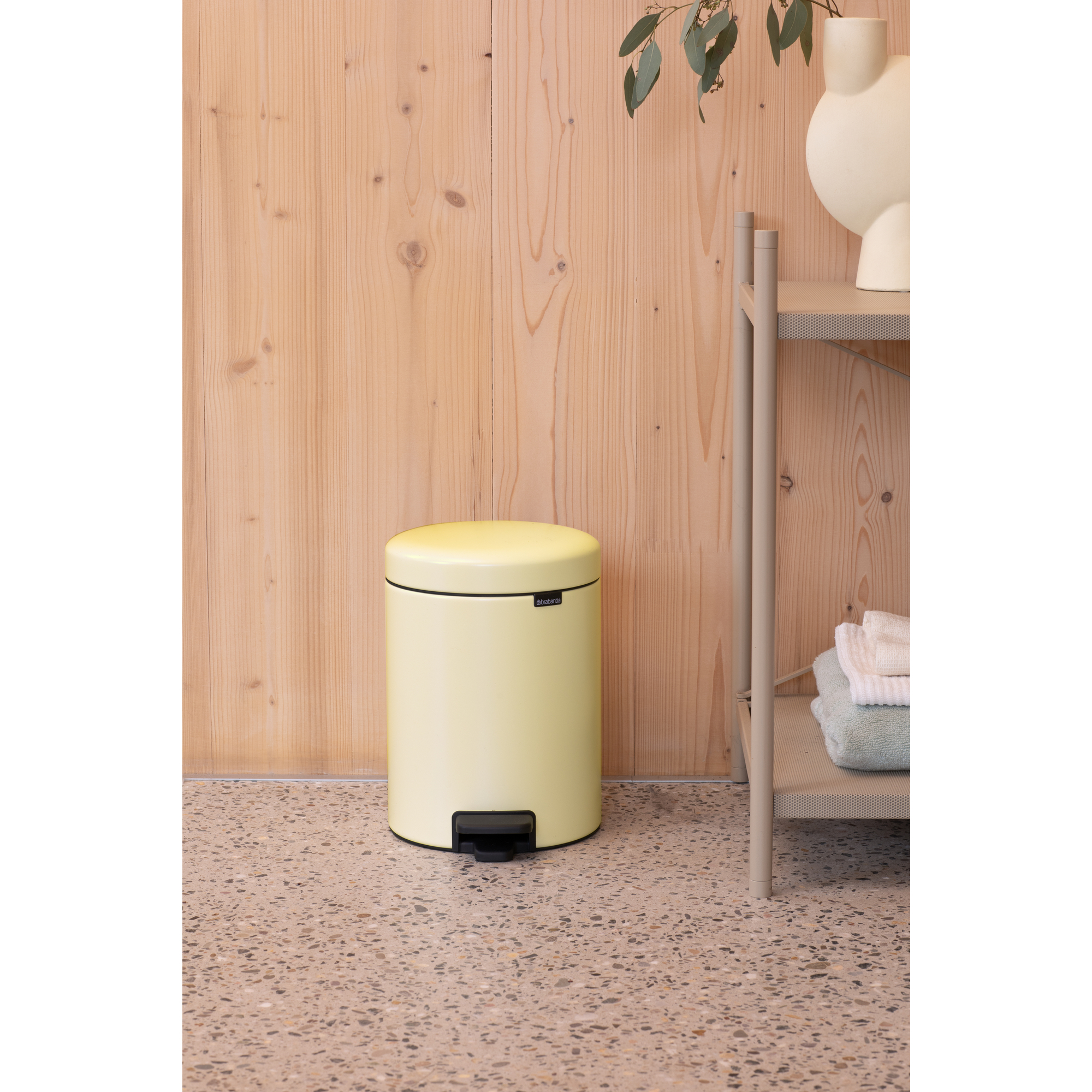 https://admins.lenoholding.lv/storage/media/14355/newicon_pedal_bin,_5l_-_mellow_yellow_-_8710755233784_brabantia_96dpi_2000x2000px_9_nr-35514.jpg