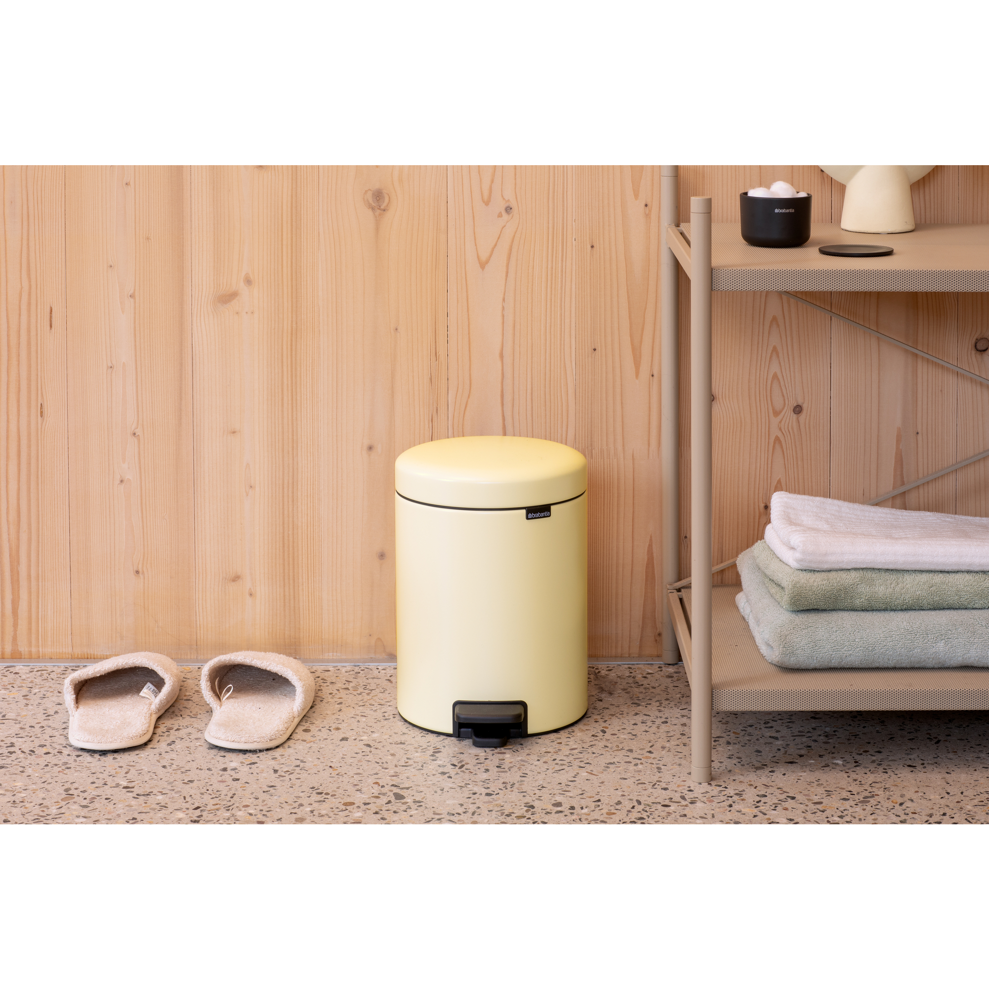 https://admins.lenoholding.lv/storage/media/14356/newicon_pedal_bin,_5l_-_mellow_yellow_-_8710755233784_brabantia_96dpi_2000x2000px_9_nr-35512.jpg