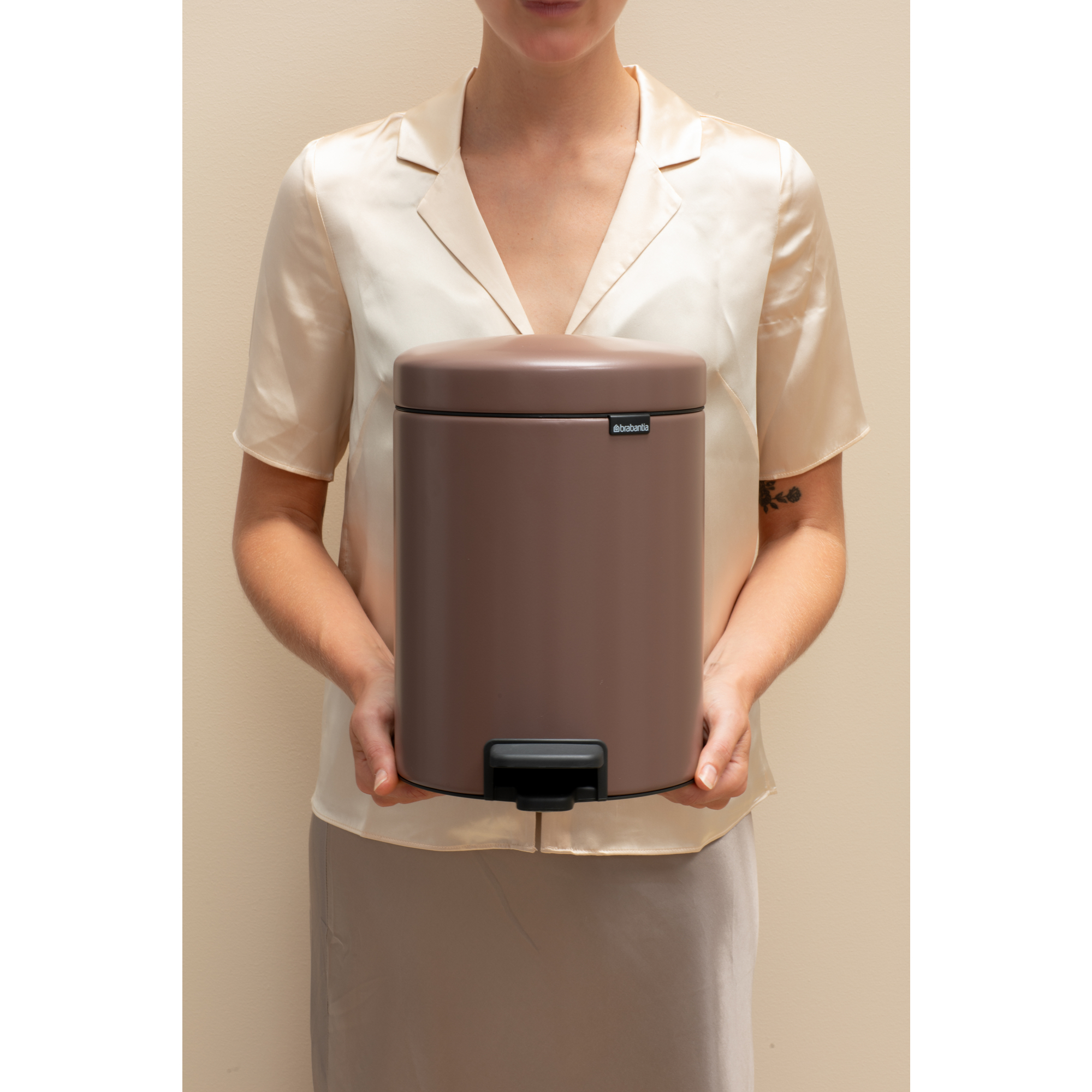 https://admins.lenoholding.lv/storage/media/14365/newicon_pedal_bin,_5l_-_satin_taupe_-_8710755233982_brabantia_96dpi_2000x2000px_9_nr-35857.jpg