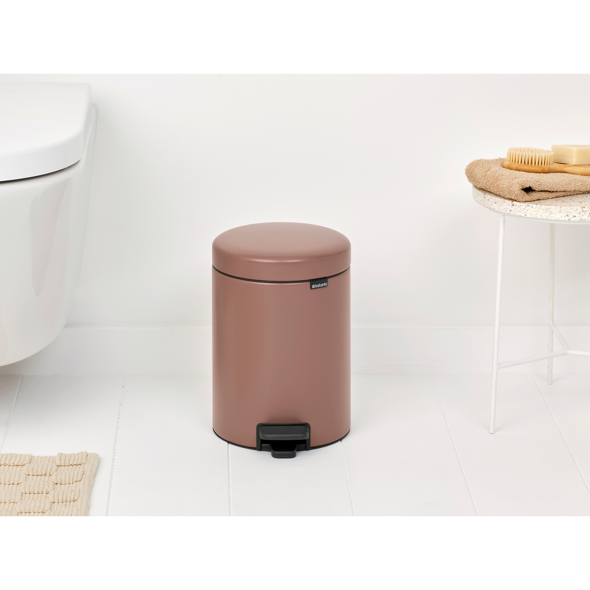 https://admins.lenoholding.lv/storage/media/14366/newicon_pedal_bin,_5l_-_satin_taupe_-_8710755233982_brabantia_96dpi_2000x2000px_9_nr-35883.jpg