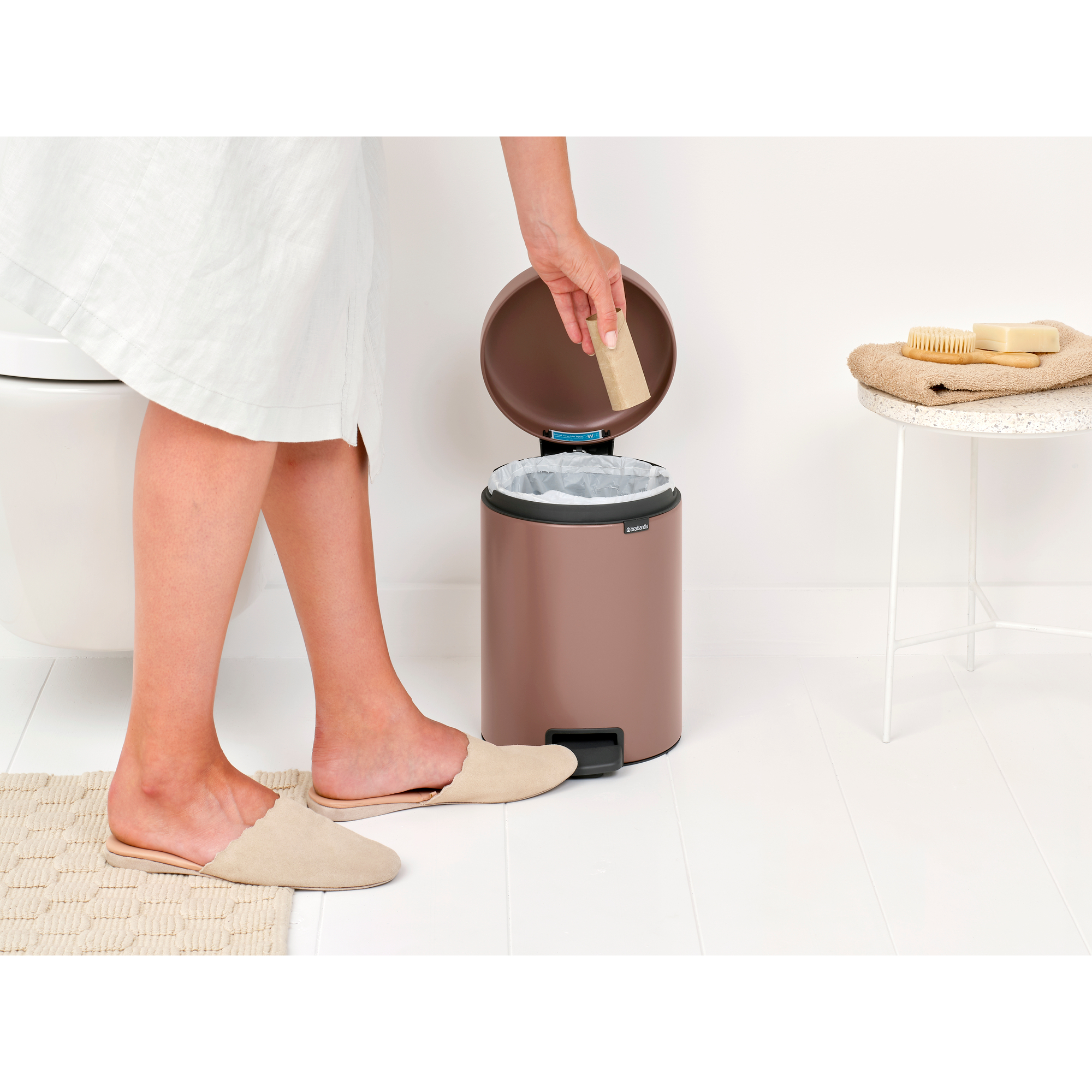 https://admins.lenoholding.lv/storage/media/14367/newicon_pedal_bin,_5l_-_satin_taupe_-_8710755233982_brabantia_96dpi_2000x2000px_9_nr-35884.jpg
