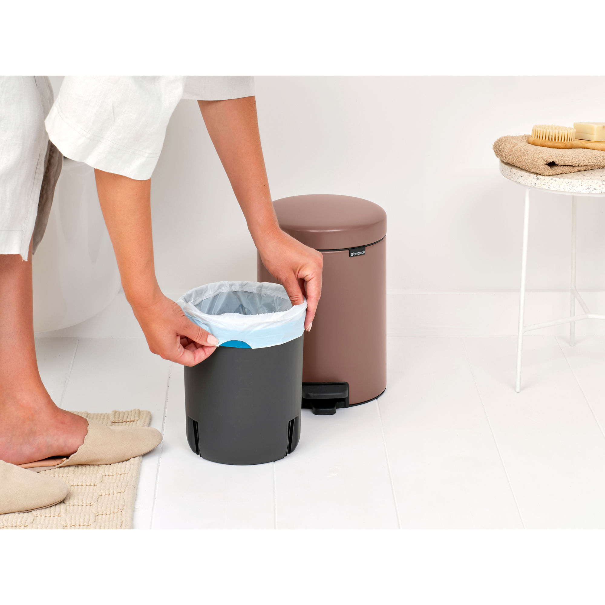 https://admins.lenoholding.lv/storage/media/14370/newicon_pedal_bin,_5l_-_satin_taupe_-_8710755233982_brabantia_96dpi_2000x2000px_9_nr-35887.jpg
