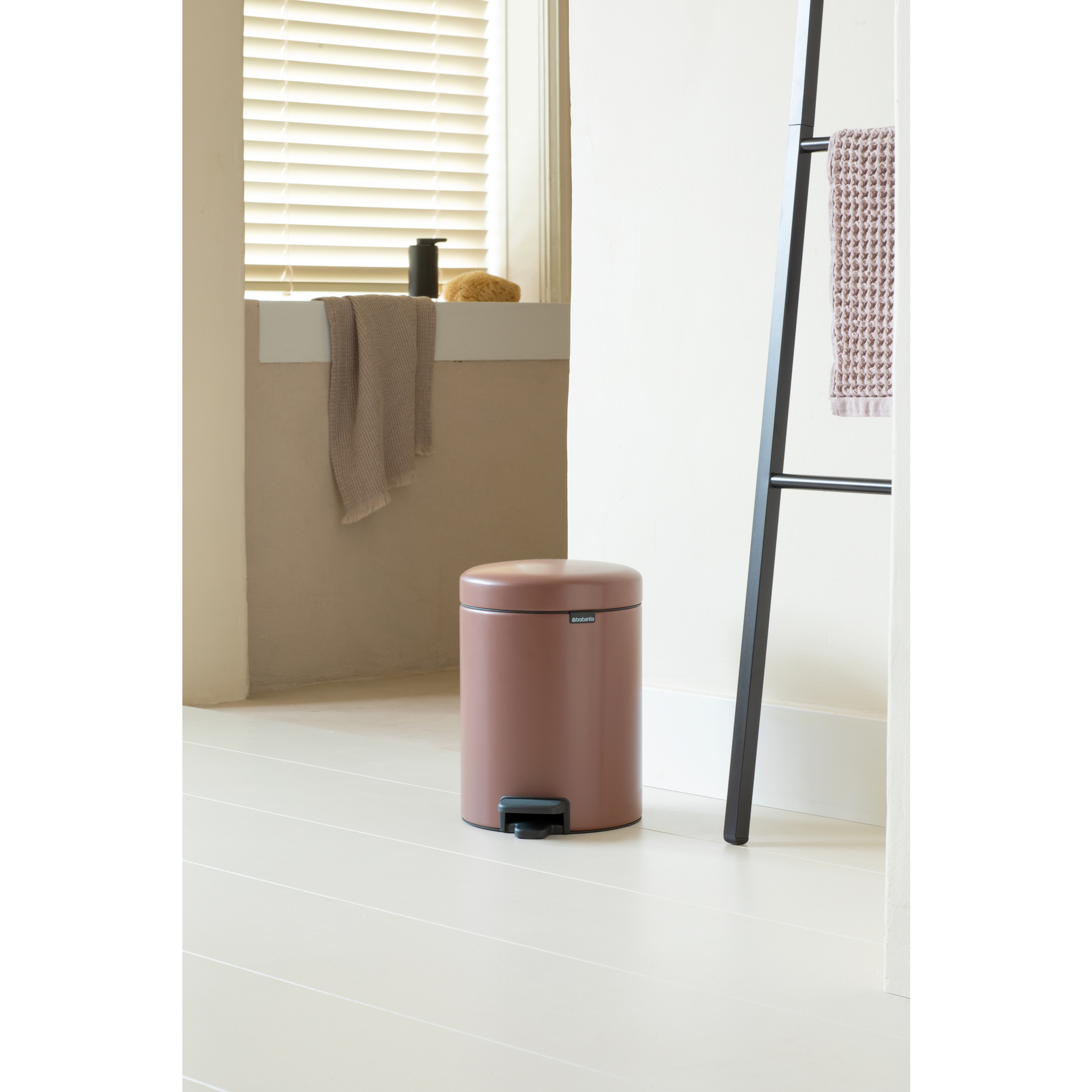https://admins.lenoholding.lv/storage/media/14371/newicon_pedal_bin,_5l_-_satin_taupe_-_8710755233982_brabantia_96dpi_2000x2000px_9_nr-35869.jpg