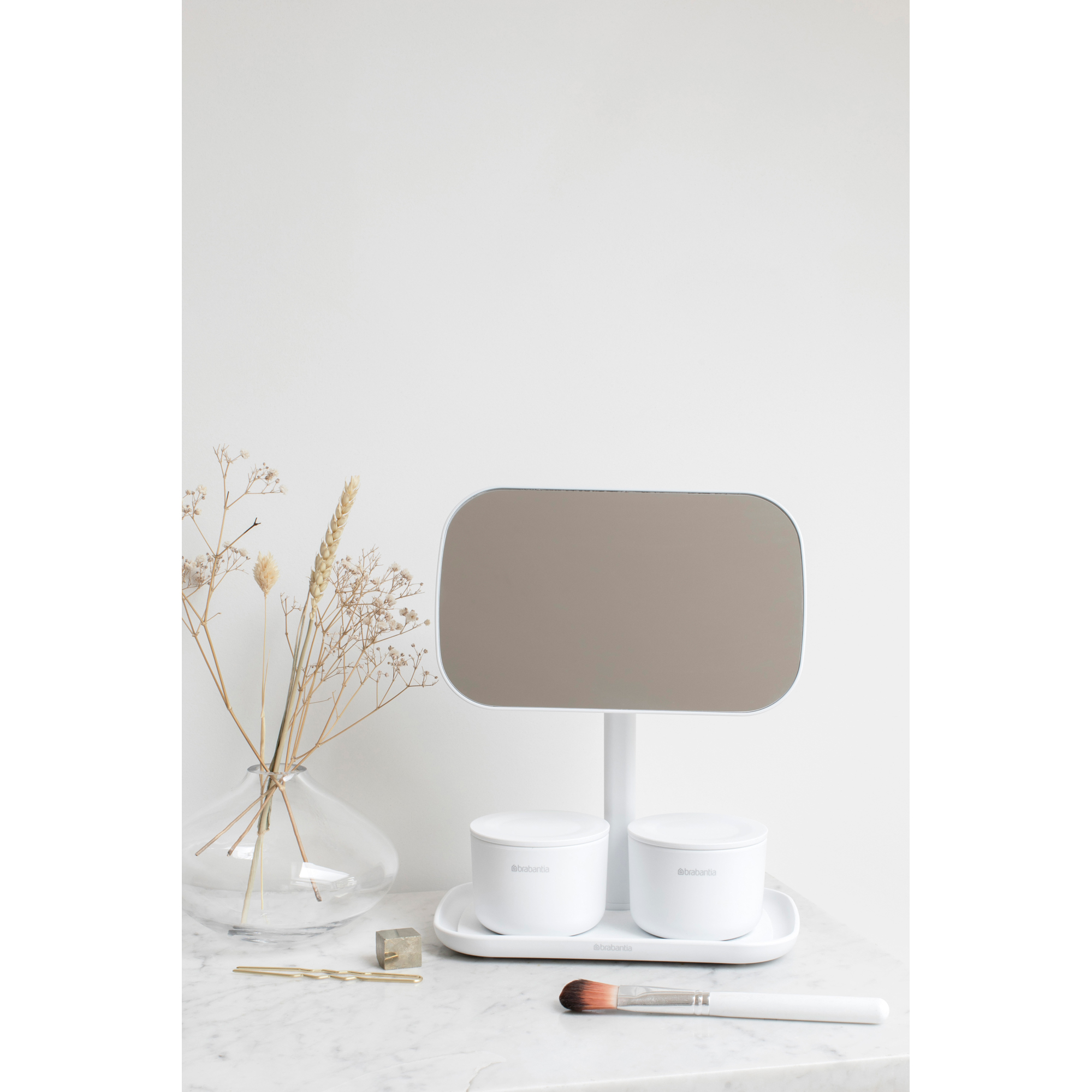 https://admins.lenoholding.lv/storage/media/14586/renew_mirror_with_storage_tray_-_white_-_8710755280726_brabantia_300dpi_2000x2000px_9_nr-22475.jpg
