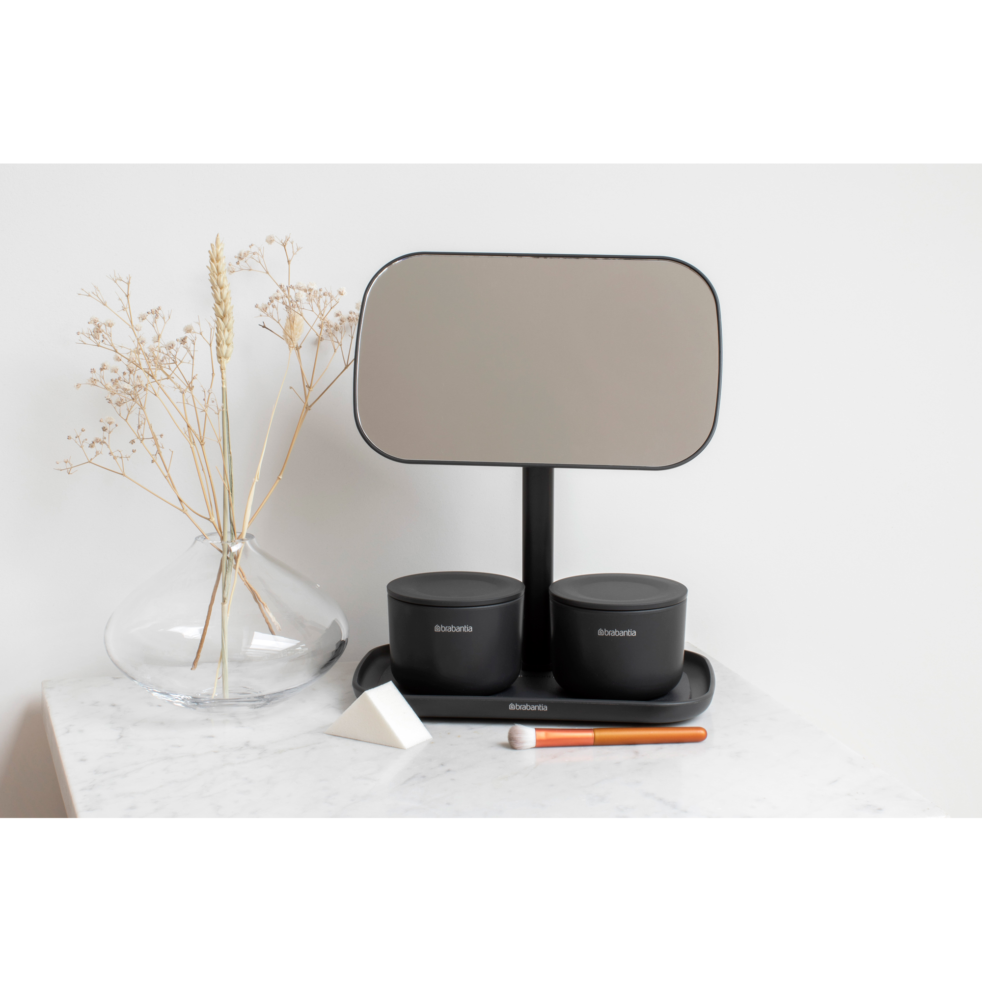 https://admins.lenoholding.lv/storage/media/14596/renew_mirror_with_storage_tray_-_dark_grey_-_8710755280702_brabantia_300dpi_2000x2000px_9_nr-22434.jpg