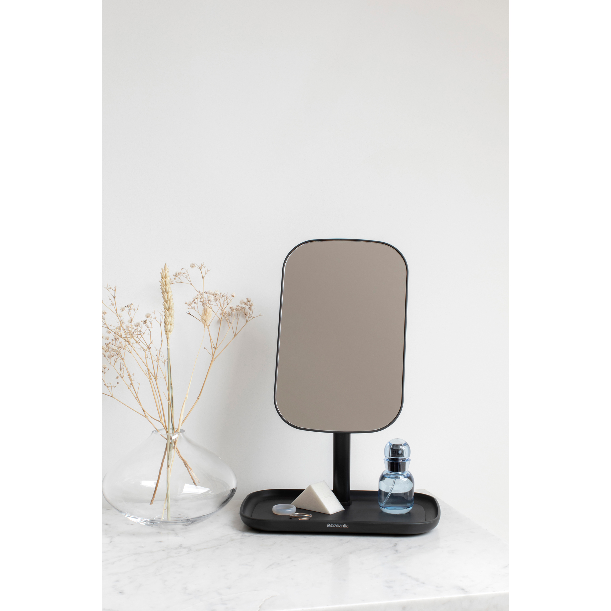 https://admins.lenoholding.lv/storage/media/14597/renew_mirror_with_storage_tray_-_dark_grey_-_8710755280702_brabantia_300dpi_2000x2000px_9_nr-22472.jpg