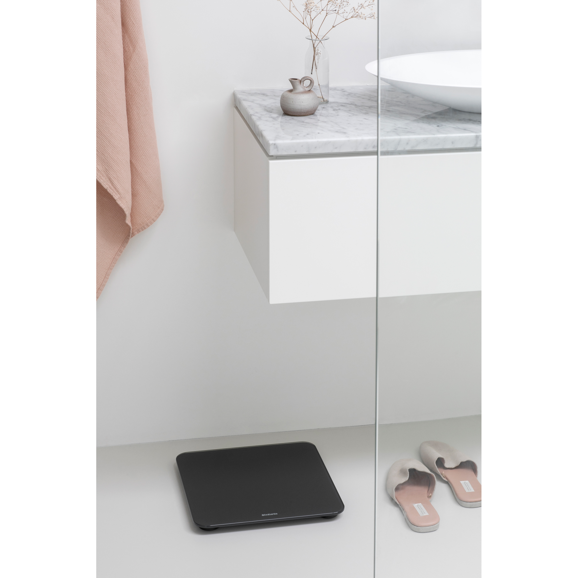 https://admins.lenoholding.lv/storage/media/15152/renew_digital_bathroom_scales_-_dark_grey_-_8710755280122_brabantia_300dpi_2000x2000px_9_nr-19413.jpg