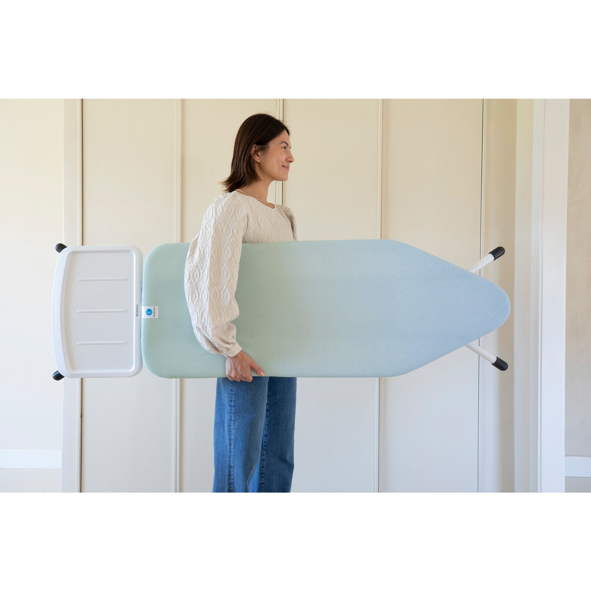 https://admins.lenoholding.lv/storage/media/15713/ironing_board_c,_124x45cm,_ssuh_-_soothing_sea_-_8710755236020_brabantia_96dpi_2000x2000px_9_nr-35399.jpg