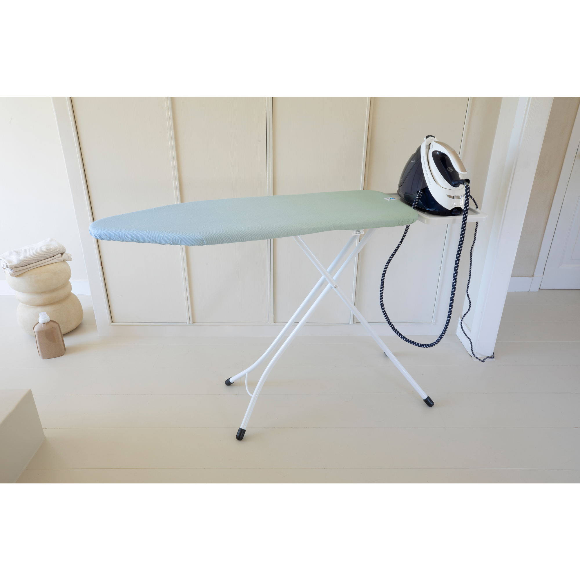 https://admins.lenoholding.lv/storage/media/15715/ironing_board_c,_124x45cm,_ssuh_-_soothing_sea_-_8710755236020_brabantia_96dpi_2000x2000px_9_nr-35397.jpg