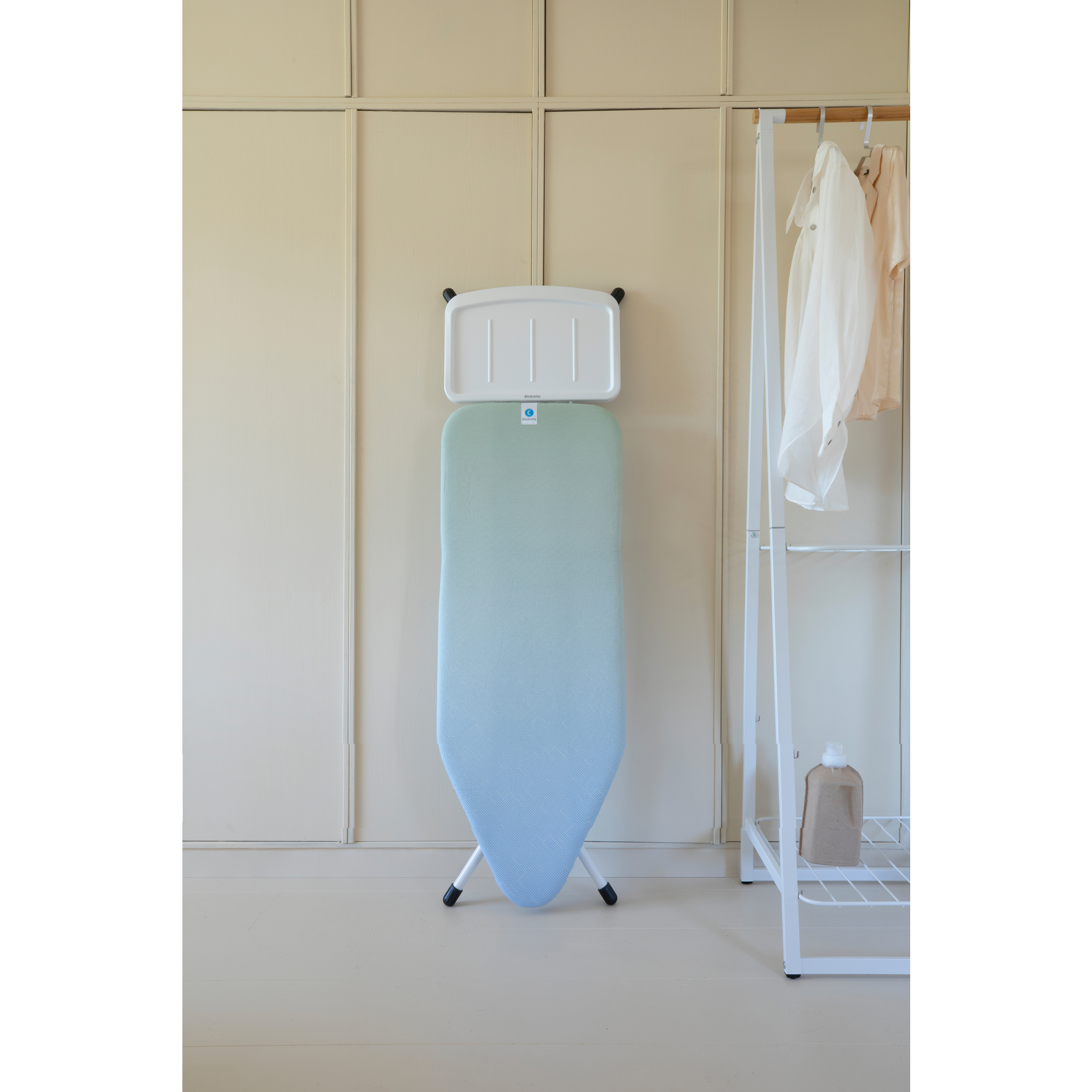 https://admins.lenoholding.lv/storage/media/15716/ironing_board_c,_124x45cm,_ssuh_-_soothing_sea_-_8710755236020_brabantia_96dpi_2000x2000px_9_nr-35396.jpg