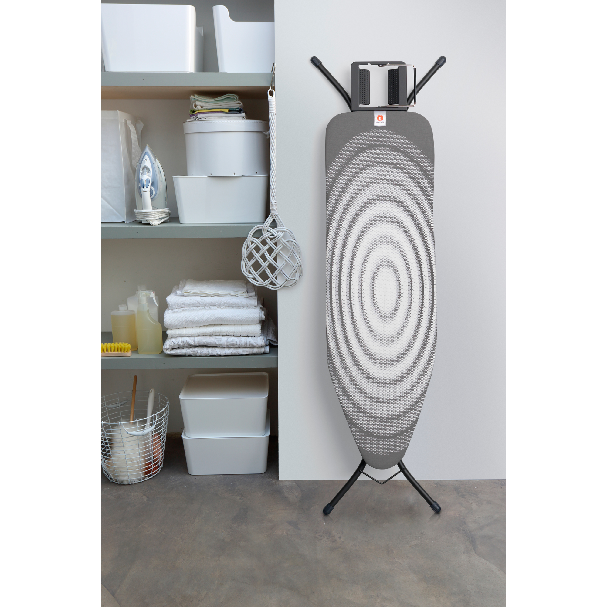 https://admins.lenoholding.lv/storage/media/16112/Ironing-Board-B,-124x38-cm,-SIR---Titan-Oval---8710755103841-Brabantia_350dpi_2000x2000px_9_NR-2176.JPG