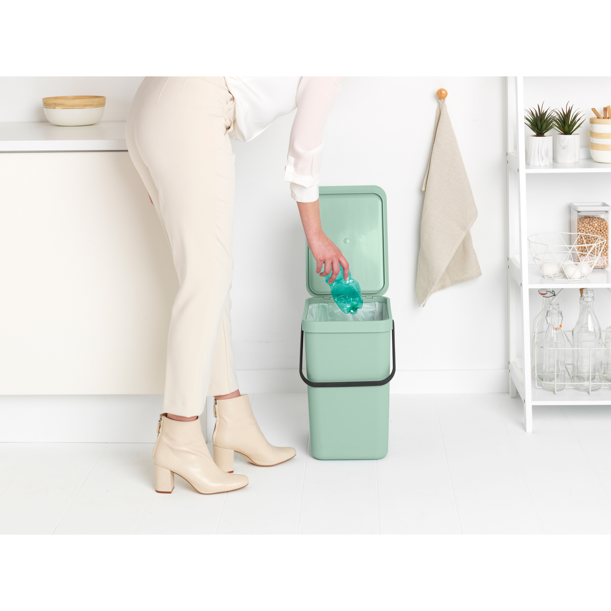 https://admins.lenoholding.lv/storage/media/16310/Sort-&-Go-Waste-Bin,-25L---Jade-Green---8710755212765-Brabantia_300dpi_2000x2000px_9_NR-25776.JPG