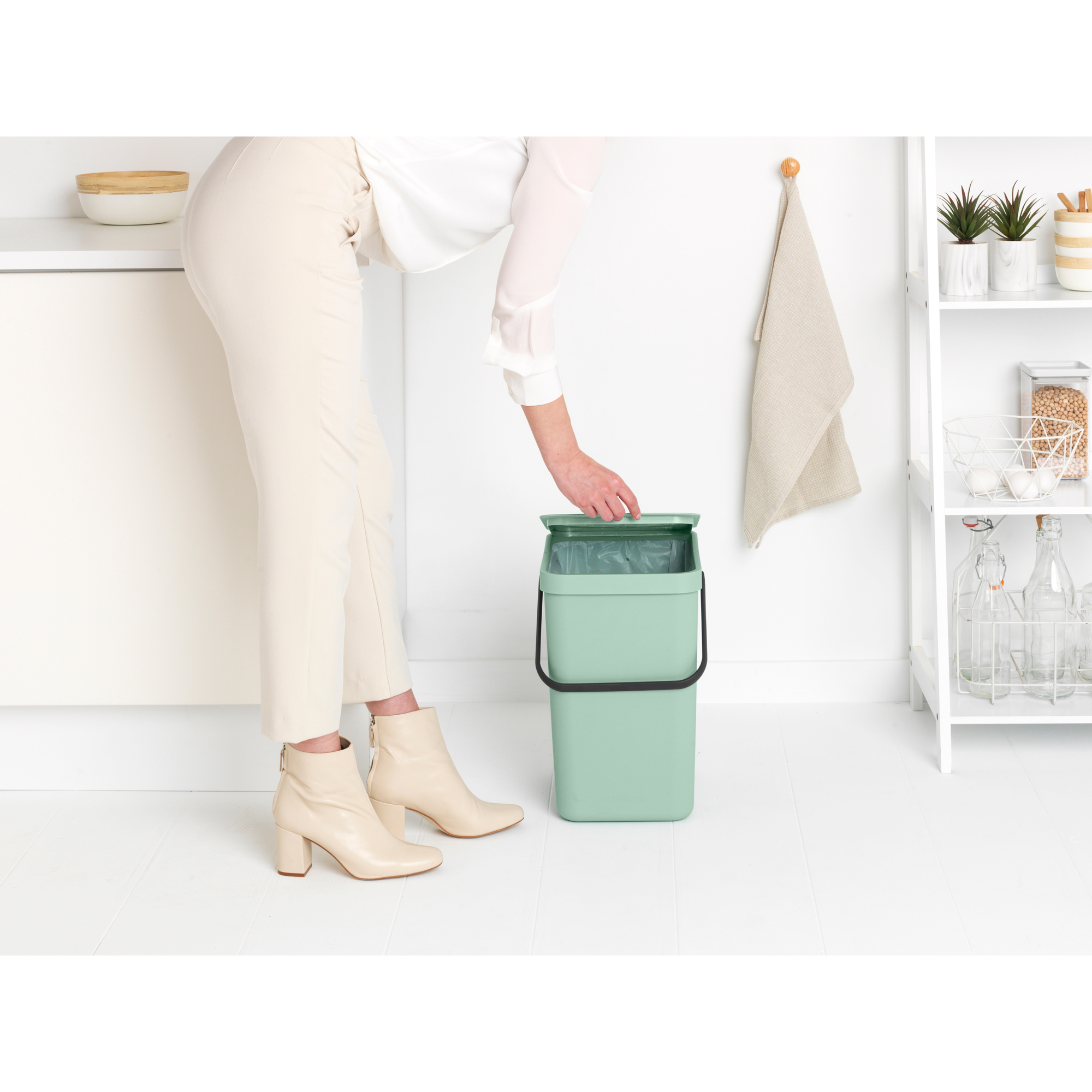 https://admins.lenoholding.lv/storage/media/16311/Sort-&-Go-Waste-Bin,-25L---Jade-Green---8710755212765-Brabantia_300dpi_2000x2000px_9_NR-25777.JPG