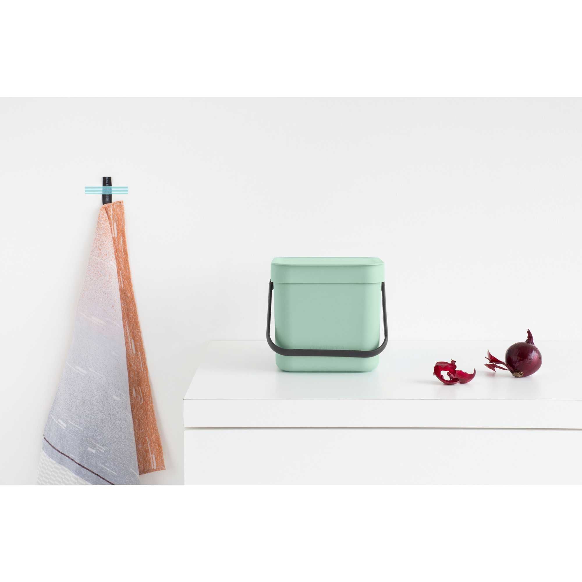 https://admins.lenoholding.lv/storage/media/16714/Sort-&-Go-Waste-Bin,-3L---Jade-Green---8710755211683-Brabantia_300dpi_2000x2000px_9_NR-25746.JPG