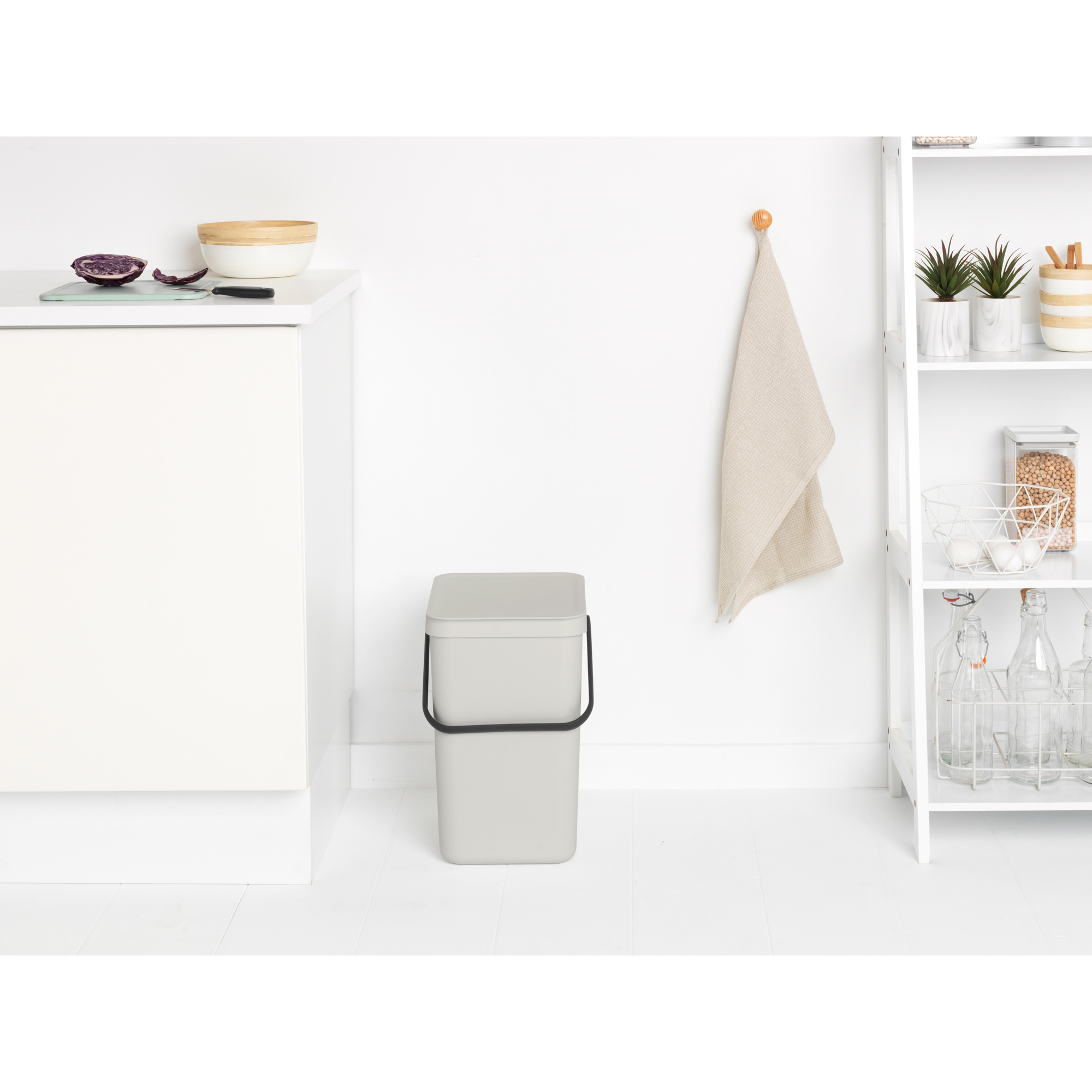 https://admins.lenoholding.lv/storage/media/16763/Sort-&-Go-Waste-Bin,-25L---Light-Grey---8710755214400-Brabantia_300dpi_2000x2000px_9_NR-25828.JPG