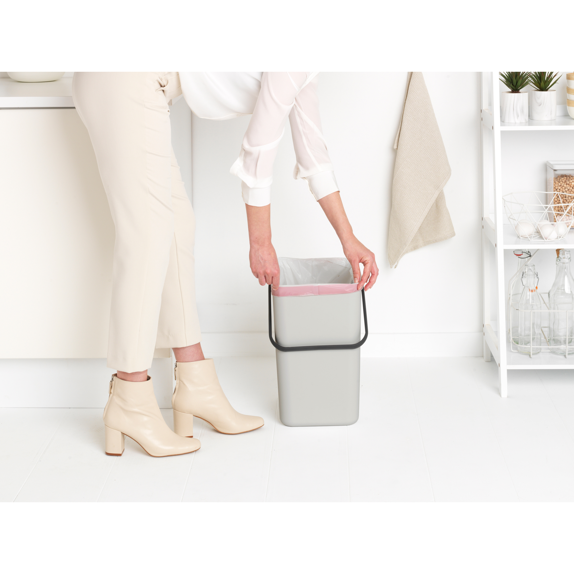 https://admins.lenoholding.lv/storage/media/16764/Sort-&-Go-Waste-Bin,-25L---Light-Grey---8710755214400-Brabantia_300dpi_2000x2000px_9_NR-25829.JPG
