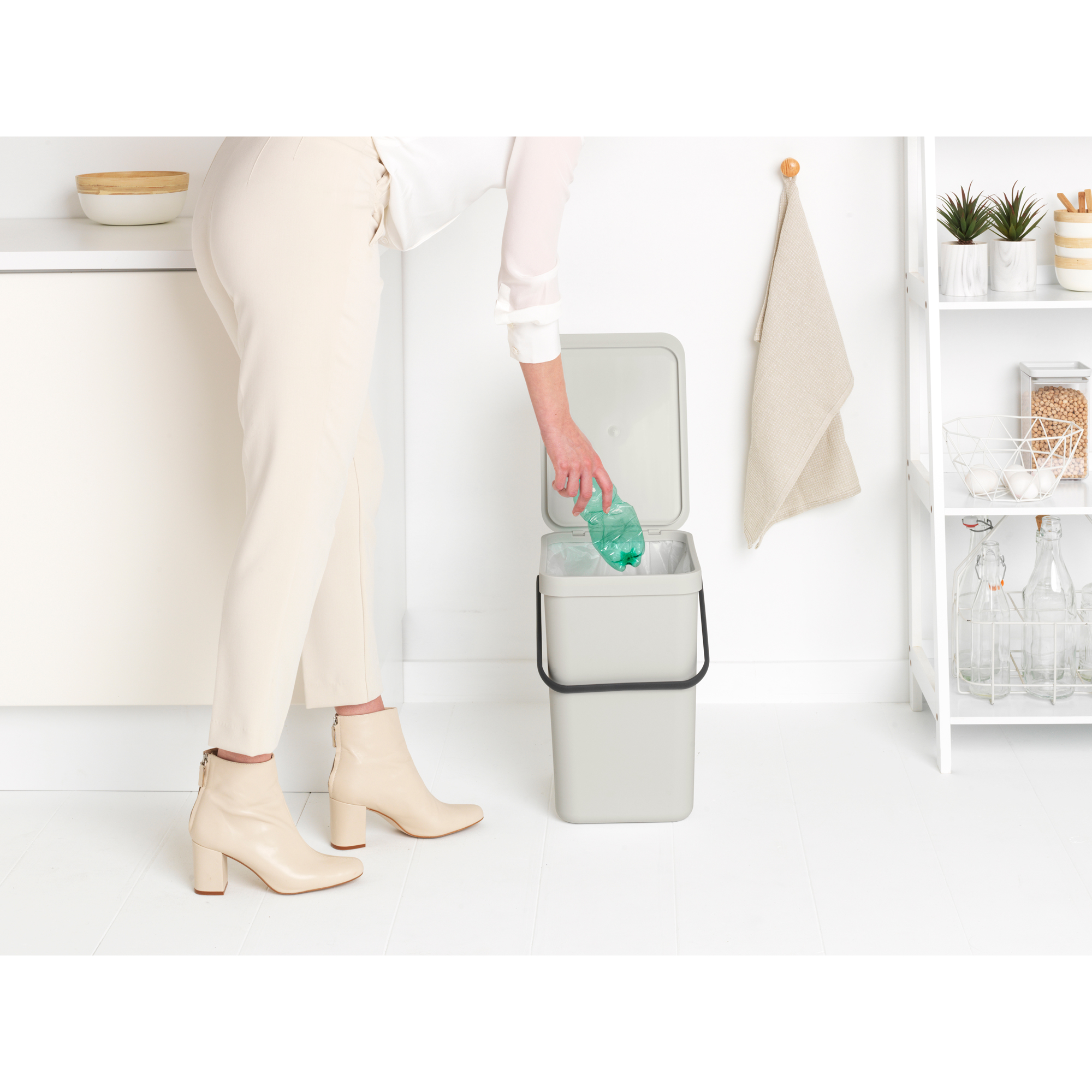 https://admins.lenoholding.lv/storage/media/16765/Sort-&-Go-Waste-Bin,-25L---Light-Grey---8710755214400-Brabantia_300dpi_2000x2000px_9_NR-25831.JPG