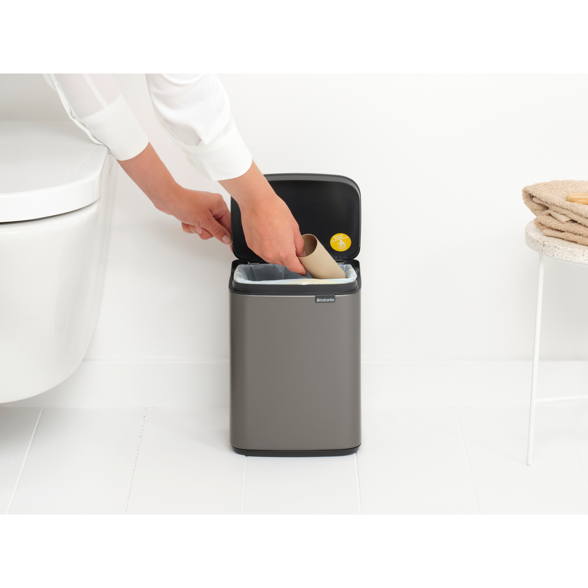 https://admins.lenoholding.lv/storage/media/16832/Bo-Waste-Bin,-4L---Platinum---8710755222504-Brabantia_300dpi_2000x2000px_9_NR-30303.JPG