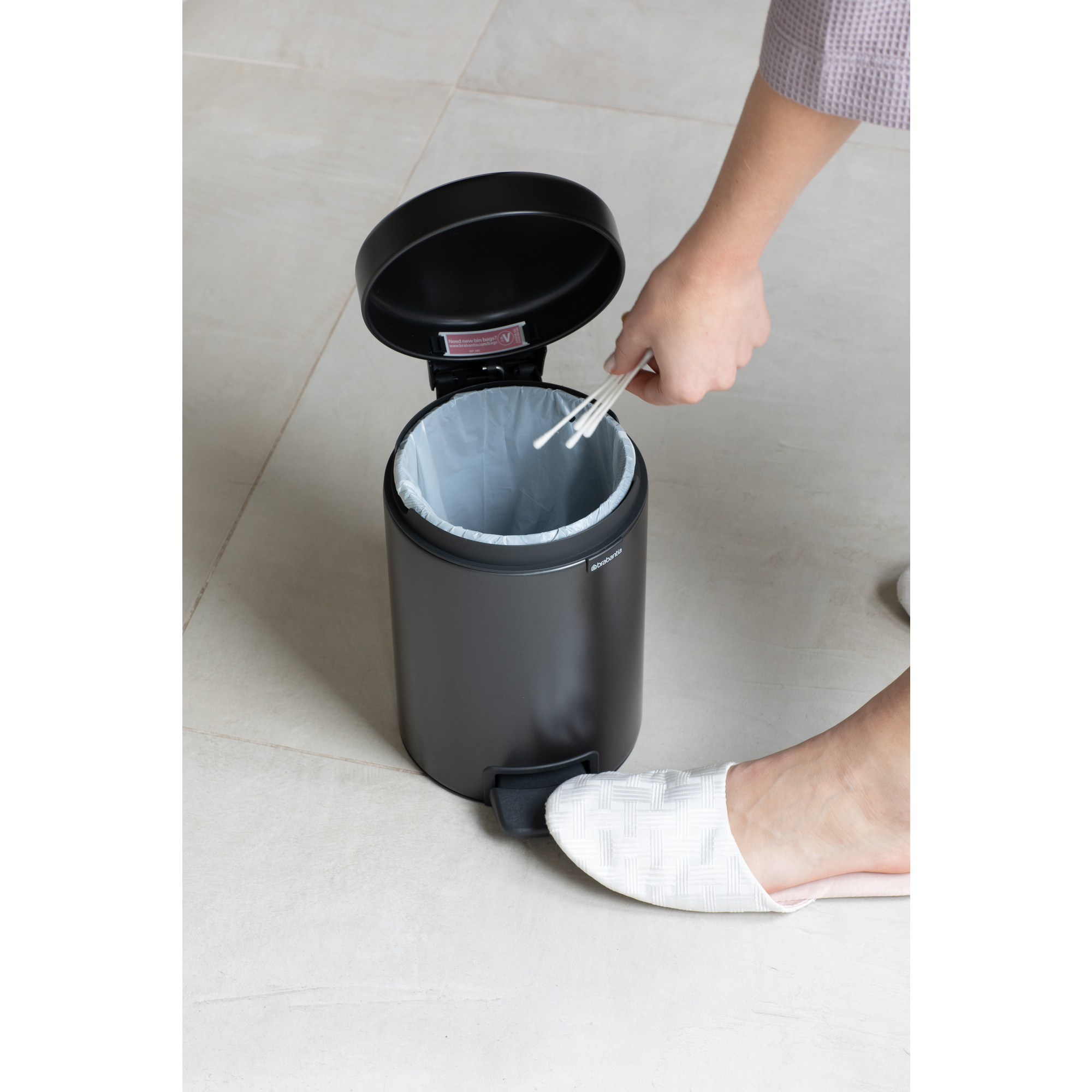 https://admins.lenoholding.lv/storage/media/16845/NewIcon-Pedal-Bin,-3L---Confident-Grey---8710755233449-Brabantia_96dpi_2000x2000px_9_NR-36151.JPG