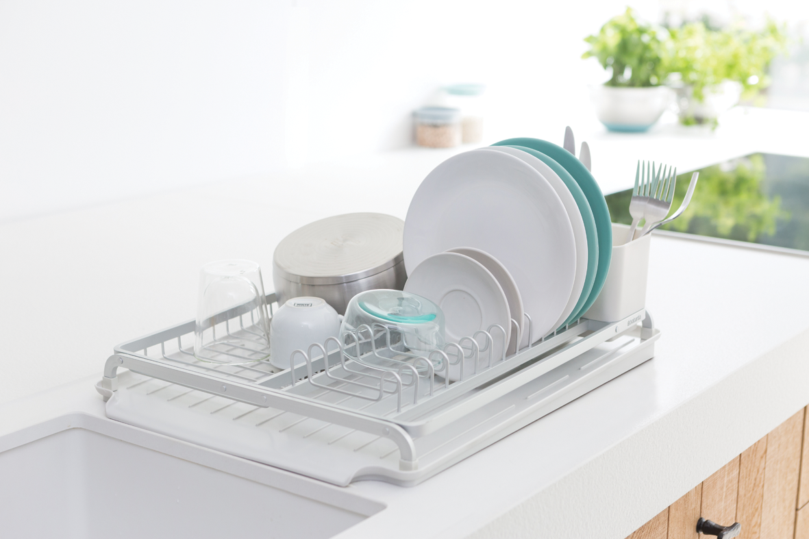 https://admins.lenoholding.lv/storage/media/3422/dish_drying_rack_-_light_grey_-_8710755117428_brabantia_300dpi_1181x787px_x_nr-12626.png