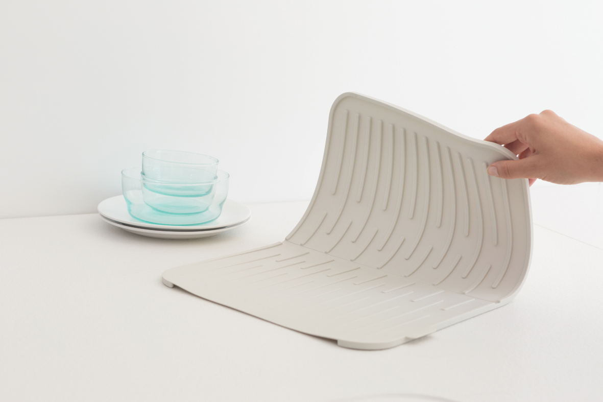 https://admins.lenoholding.lv/storage/media/3425/silicone_dish_drying_mat_-_light_grey_-_8710755117466_brabantia_300dpi_1181x787px_x_nr-12640.png