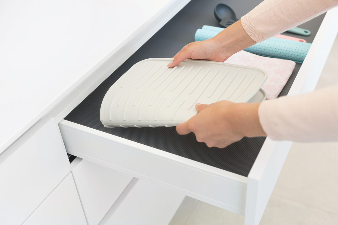 https://admins.lenoholding.lv/storage/media/3427/silicone_dish_drying_mat_-_light_grey_-_8710755117466_brabantia_300dpi_1181x787px_x_nr-12642.png
