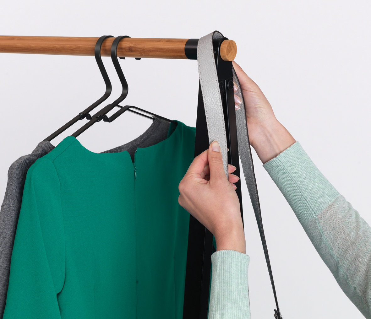 https://admins.lenoholding.lv/storage/media/3528/aluminium_clothes_hanger,_set_of_4_-_black_-_8710755118647_brabantia_300dpi_1181x1016px_x_nr-13512.png