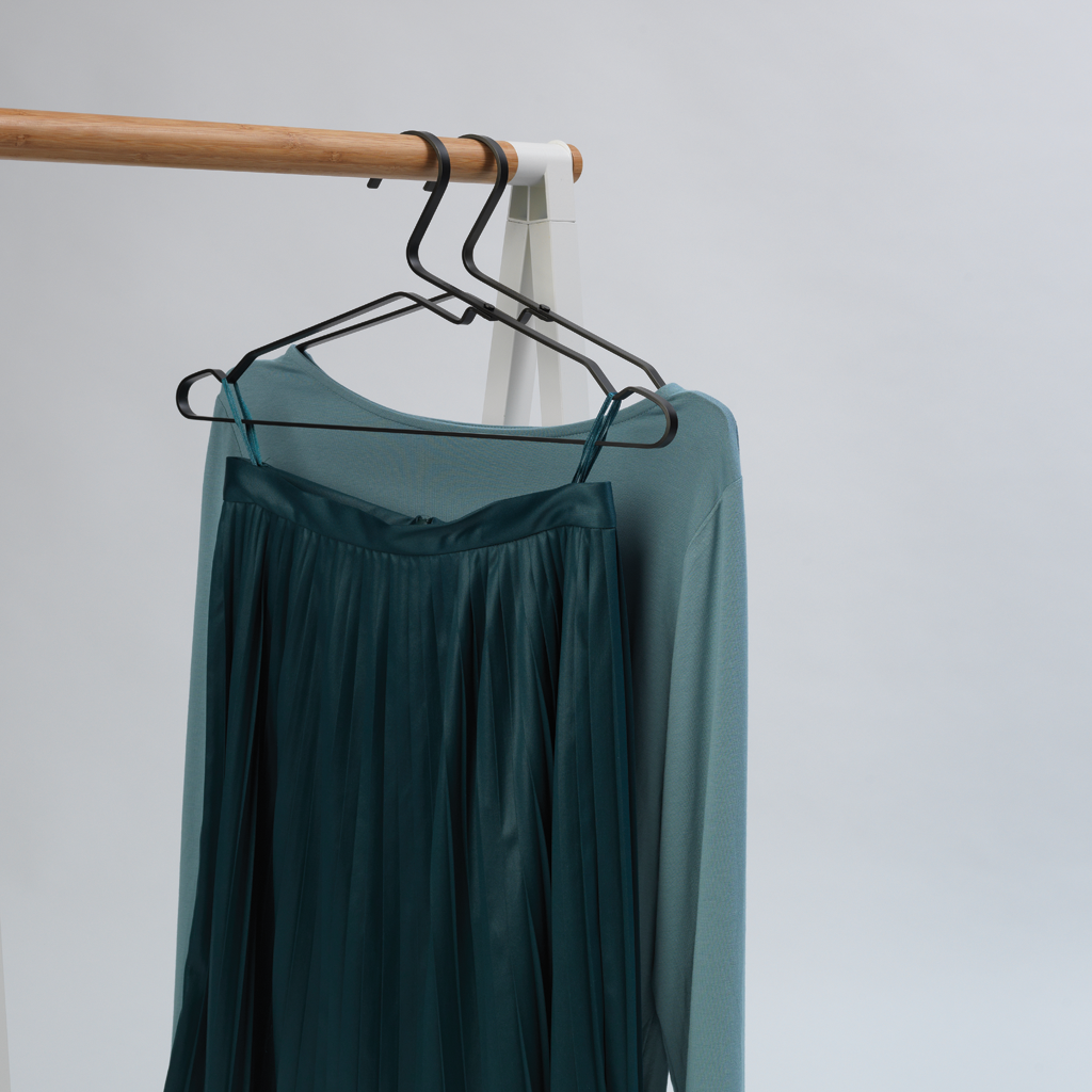 https://admins.lenoholding.lv/storage/media/3529/aluminium_clothes_hanger,_set_of_4_-_black_-_8710755118647_brabantia_72dpi_1024x1024px_x_nr-13513.png