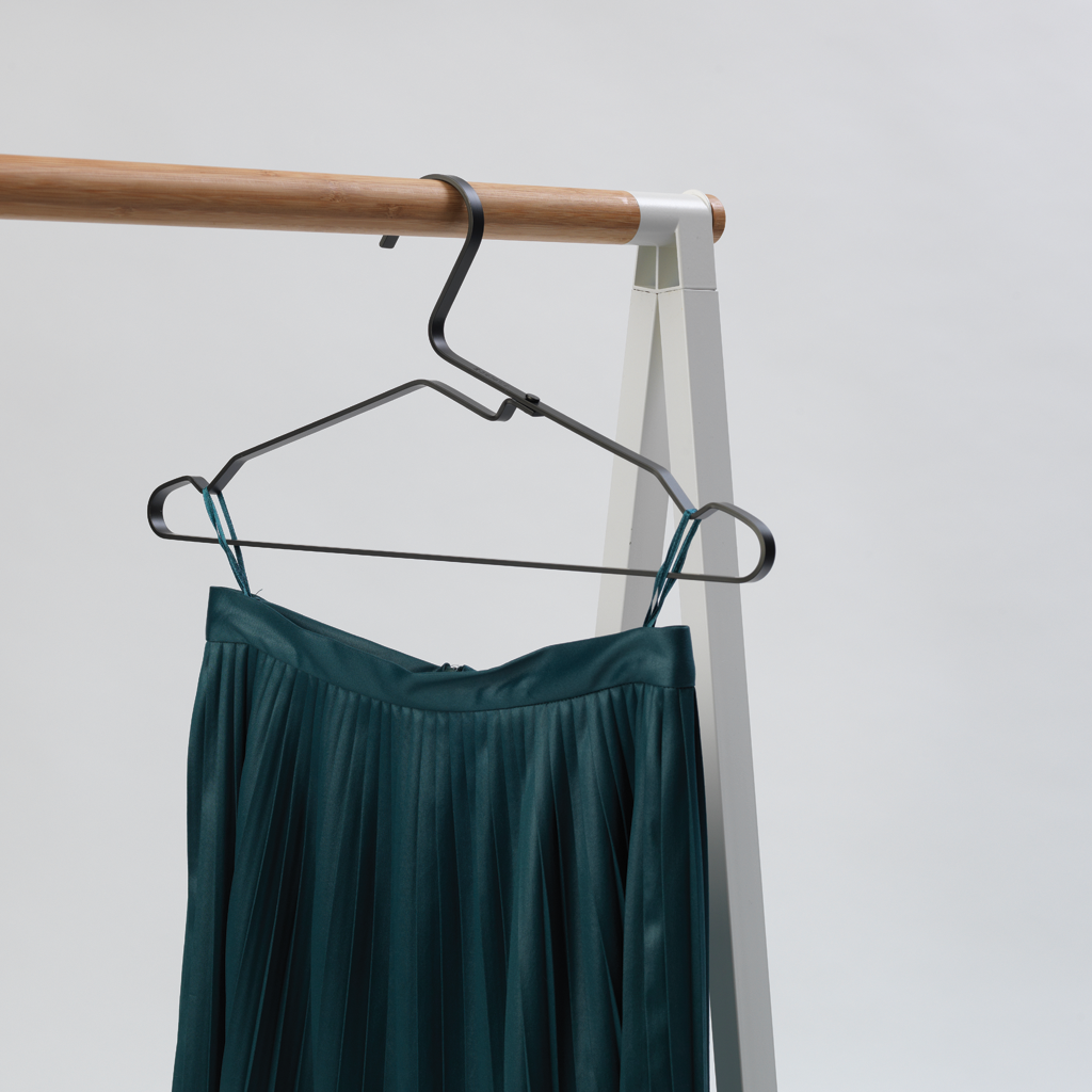 https://admins.lenoholding.lv/storage/media/3530/aluminium_clothes_hanger,_set_of_4_-_black_-_8710755118647_brabantia_72dpi_1024x1024px_x_nr-13514.png