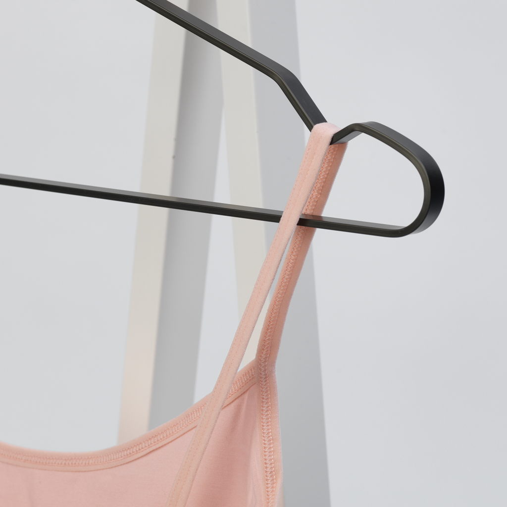 https://admins.lenoholding.lv/storage/media/3531/aluminium_clothes_hanger,_set_of_4_-_black_-_8710755118647_brabantia_72dpi_1024x1024px_x_nr-13515.png