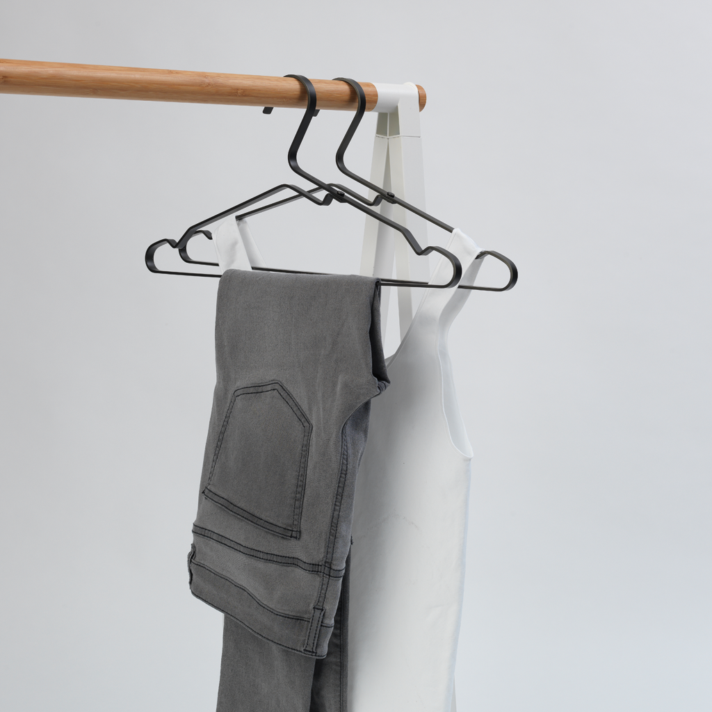 https://admins.lenoholding.lv/storage/media/3532/aluminium_clothes_hanger,_set_of_4_-_black_-_8710755118647_brabantia_72dpi_1024x1024px_x_nr-13517.png