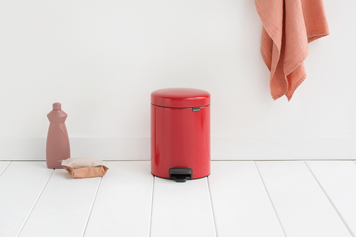 https://admins.lenoholding.lv/storage/media/3626/pedal_bin_newicon,_5l_-_passion_red_-_8710755112089_brabantia_300dpi_1181x787px_x_nr-2819.png