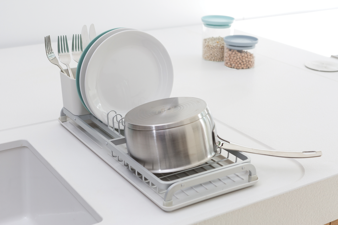 https://admins.lenoholding.lv/storage/media/3721/compact_dish_drying_rack_-_light_grey_-_8710755117282_brabantia_300dpi_1181x787px_x_nr-12608.png