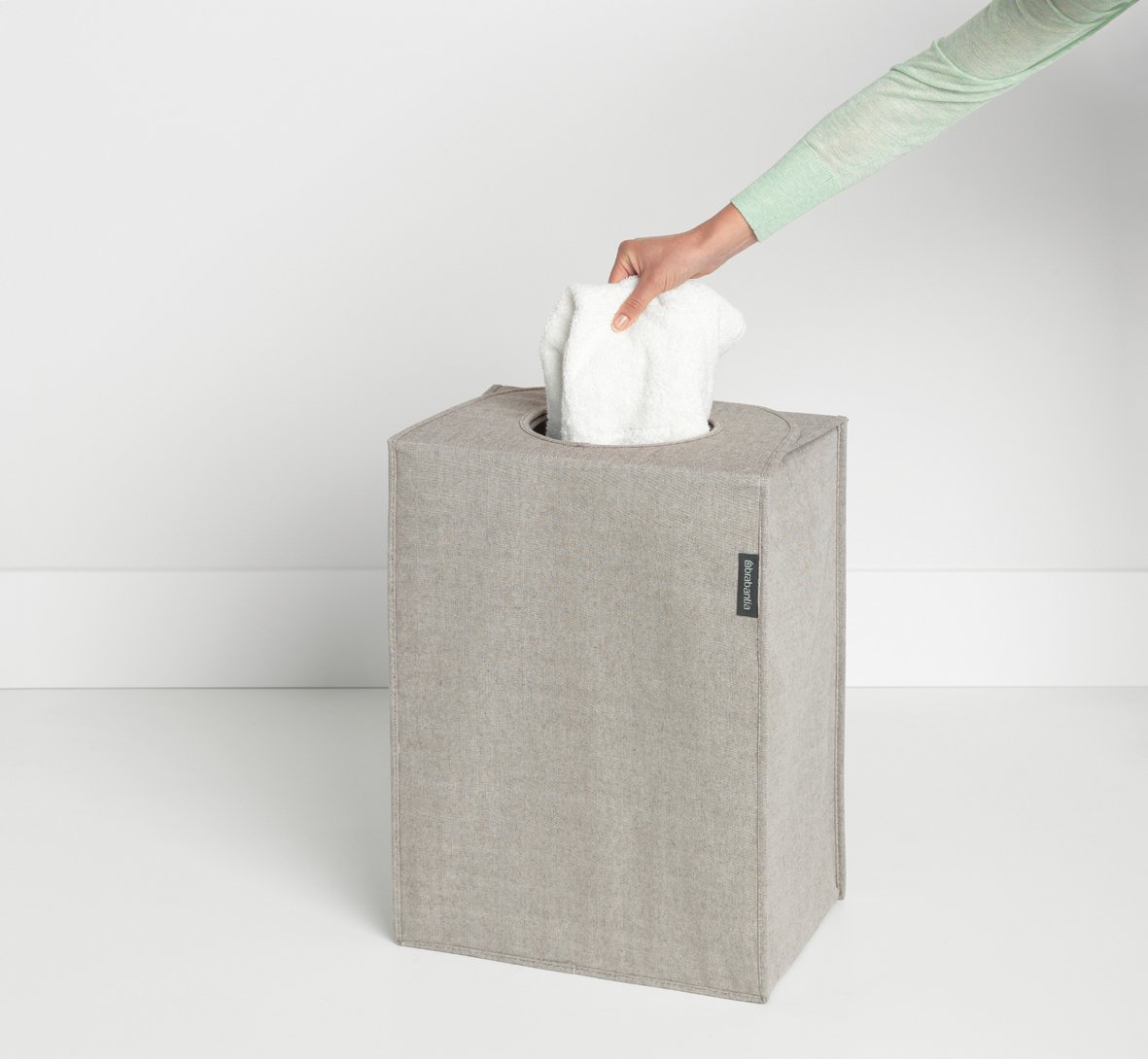 https://admins.lenoholding.lv/storage/media/4751/laundry_bag_rectangular_55l_-_grey_-_8710755120367_brabantia_96dpi_1181x1090px_e_nr-13929.jpg